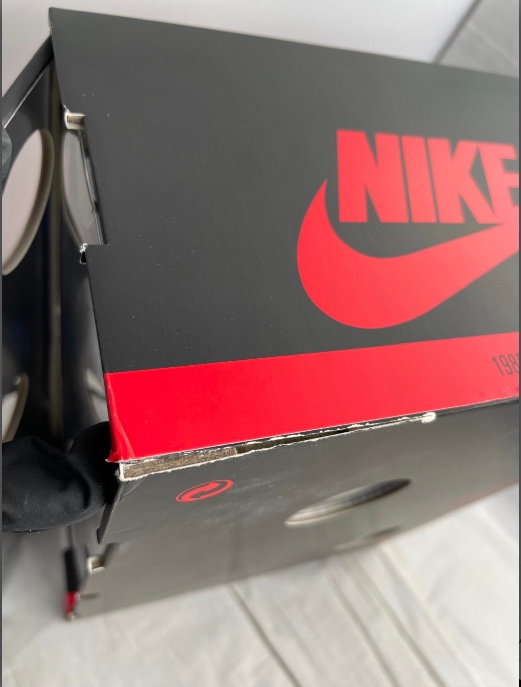 ヴァージルアブローアーカイブ (V.A.A.) × ナイキ エアジョーダン1 レトロ ハイ OG "アラスカ"