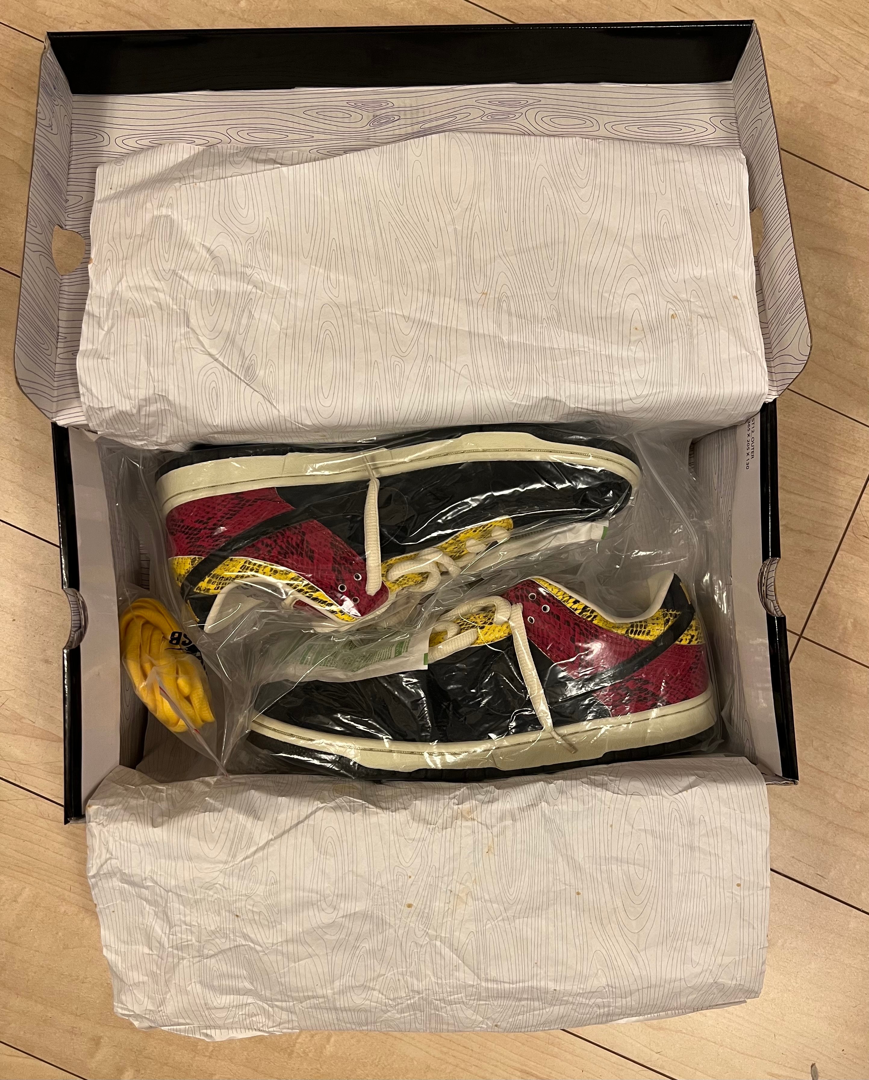 Nike SB Dunk Low "Coral Snake"