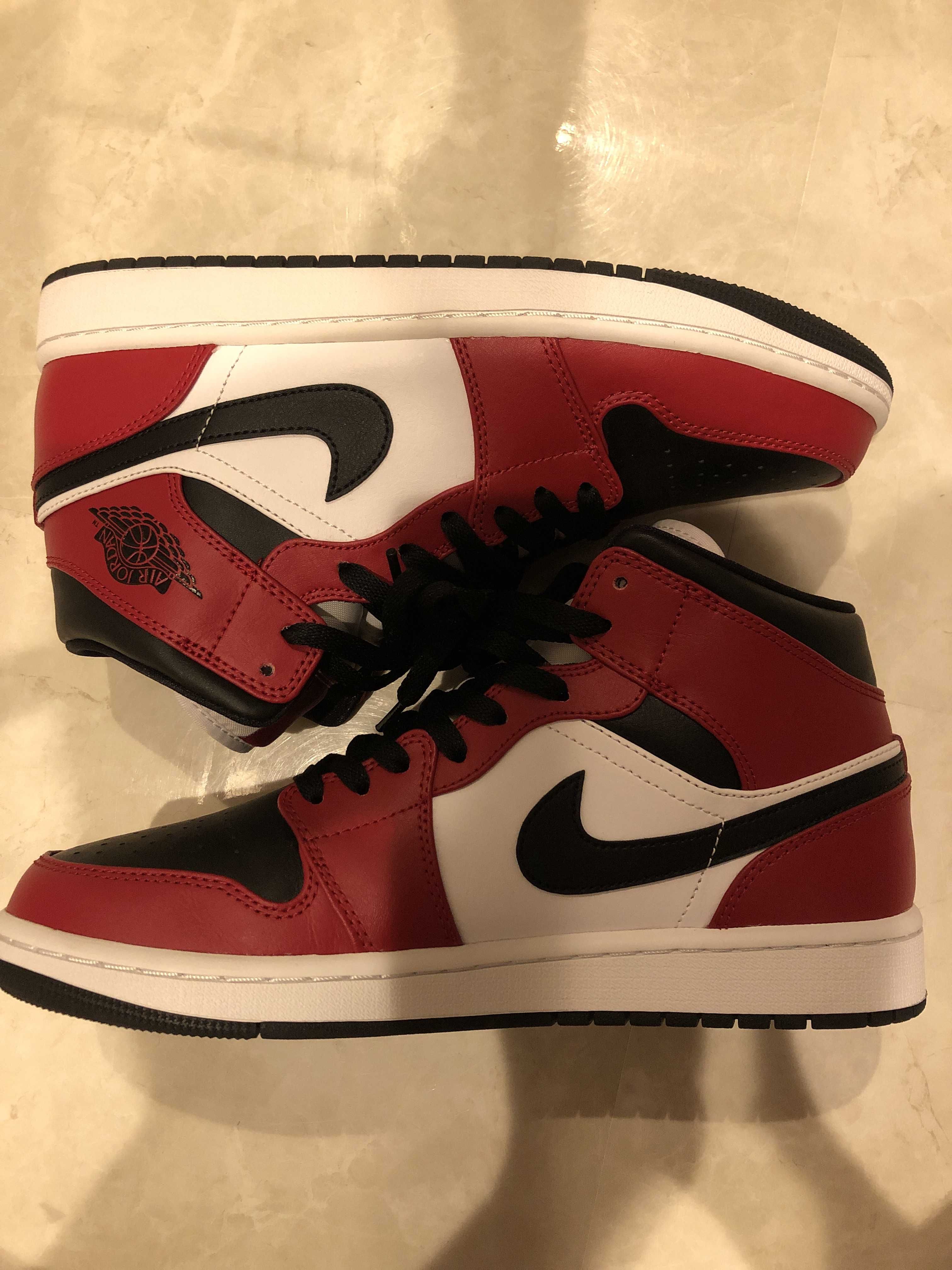 Nike Air Jordan 1 Mid "Chicago Black Toe"