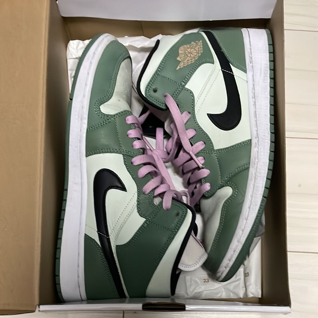 NIKE Women's AIR JORDAN 1 MID SE "DUTCH GREEN"