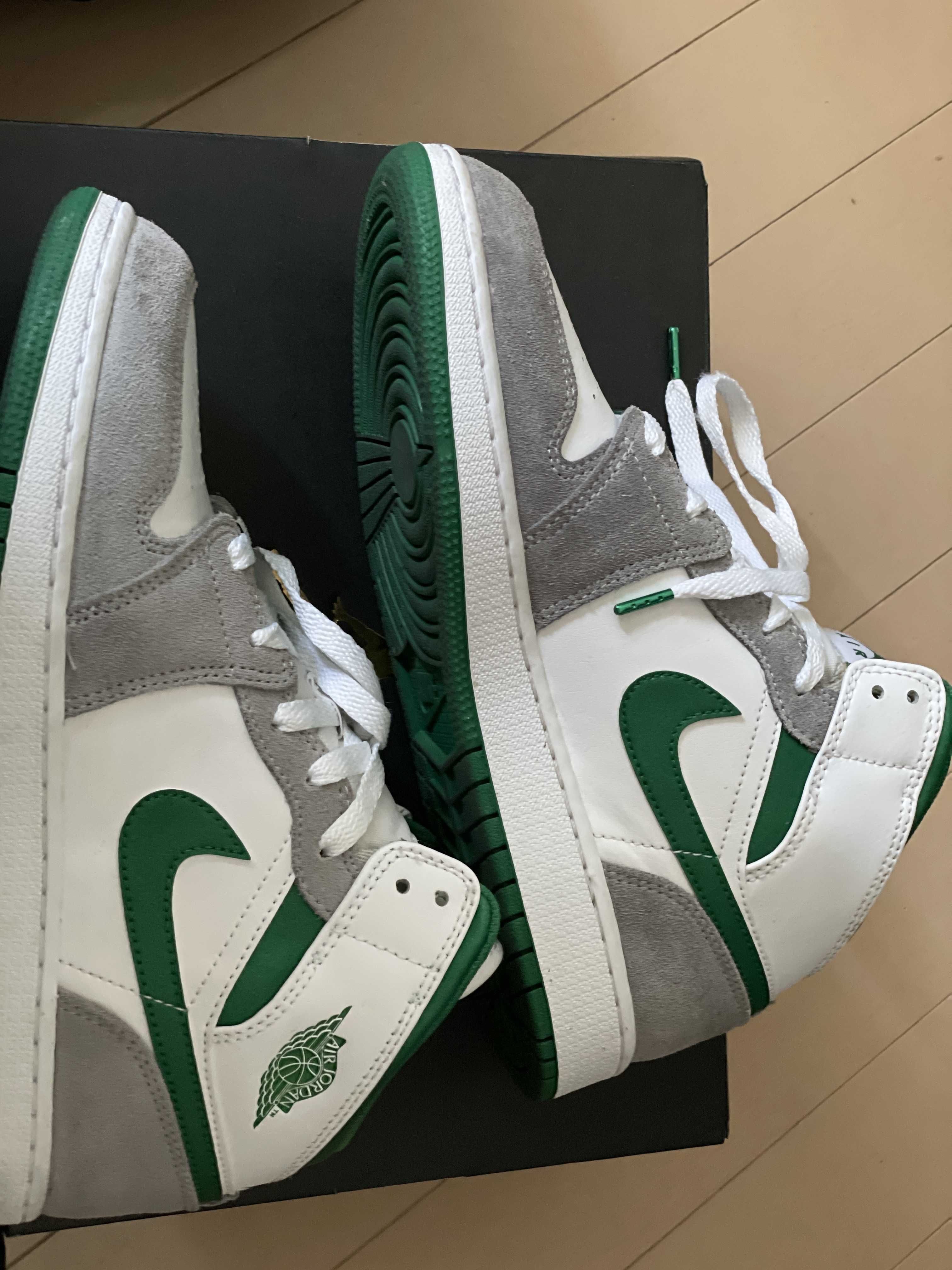 Nike GS Air Jordan 1 Mid SE "White Pine Green Smoke Grey"