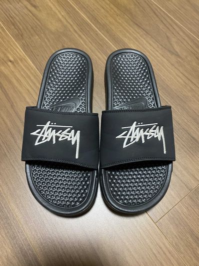 Stussy × Nike Benassi Slide Sandal "Black" (DC5239-001)