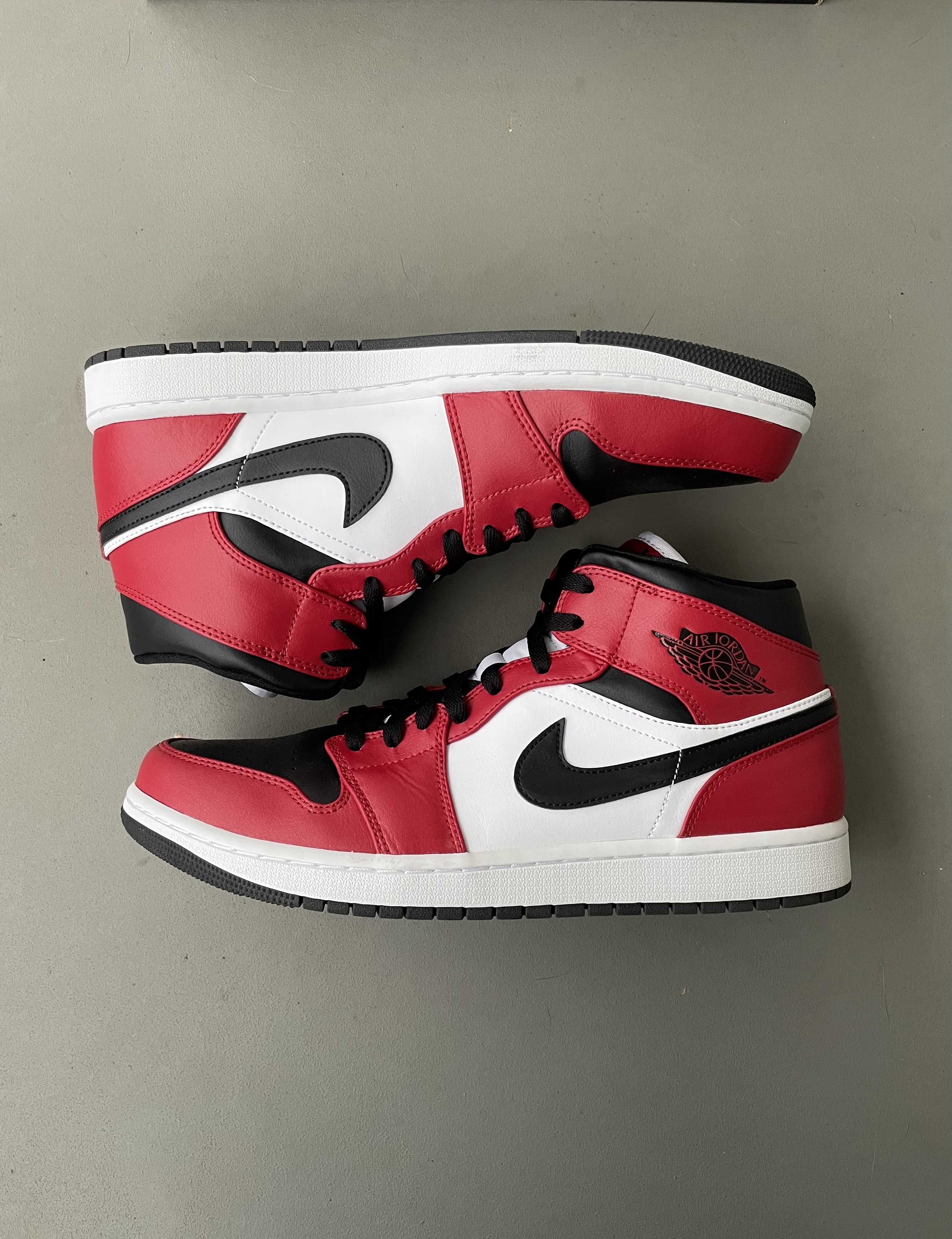 Nike Air Jordan 1 Mid "Chicago Black Toe"