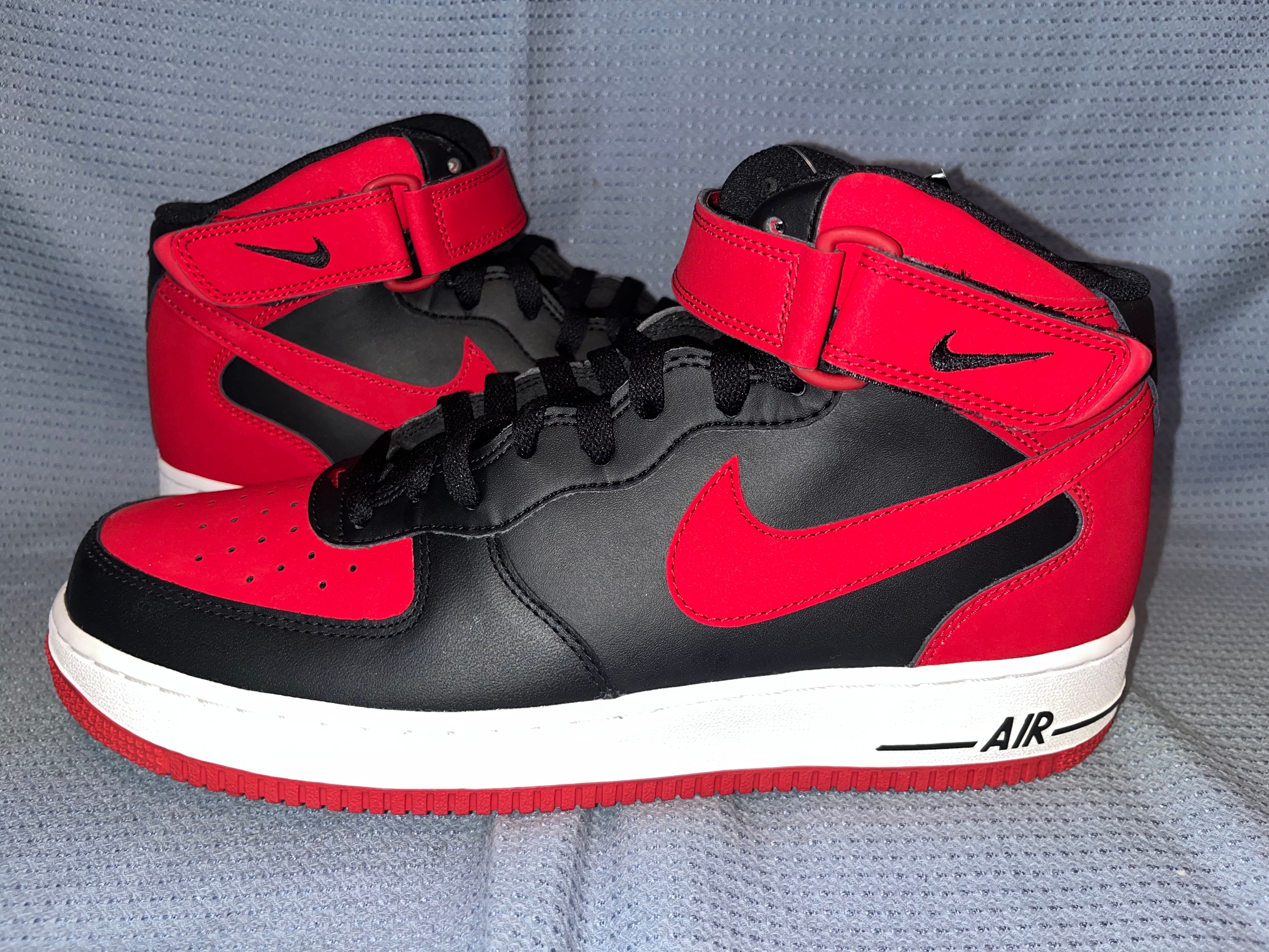 Nike Air Force 1 Mid "Bred"