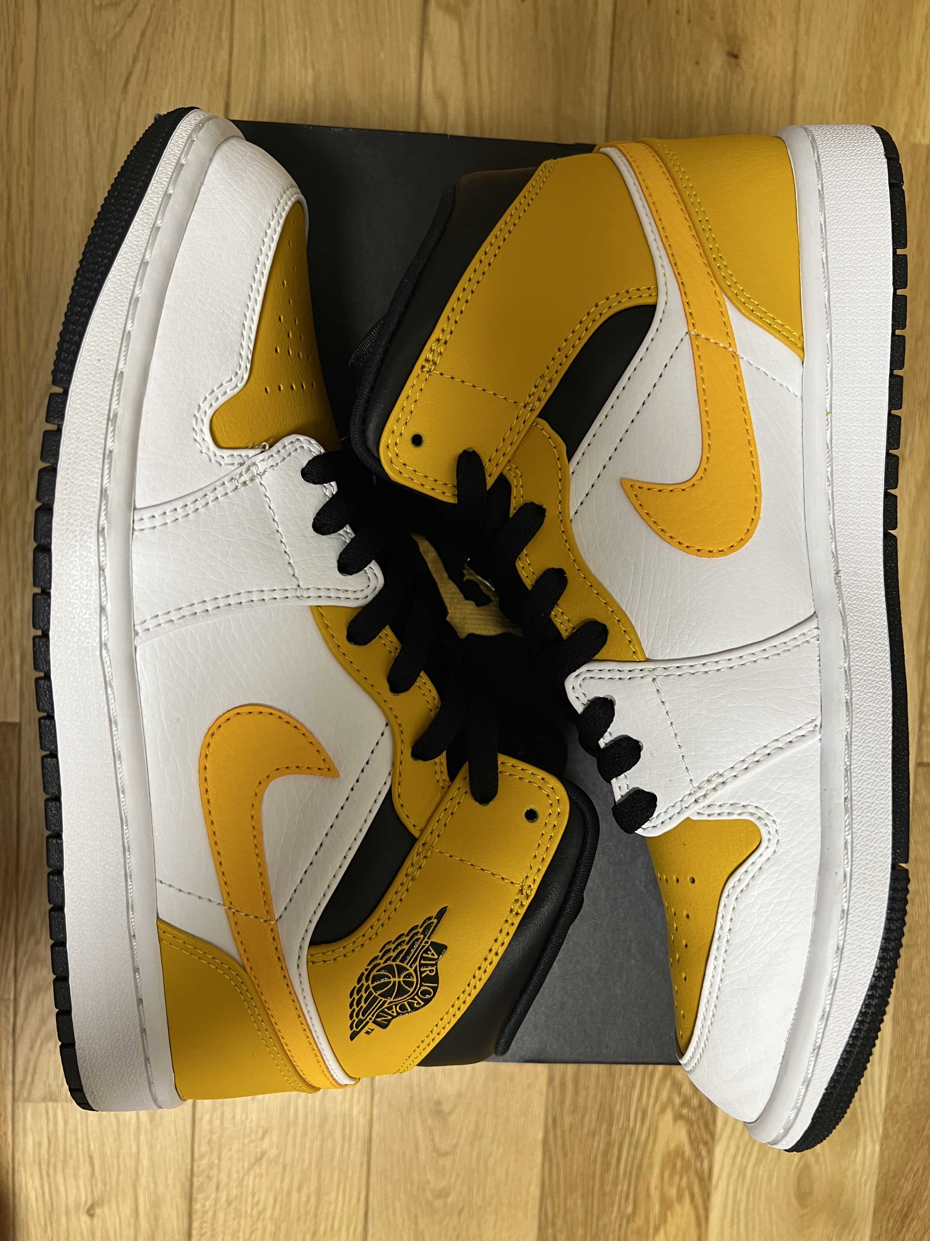 Nike Air Jordan 1 Mid "University Gold"  