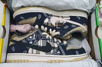 Travis Scott × Nike SB Dunk Low "Black/Parachute Beige"