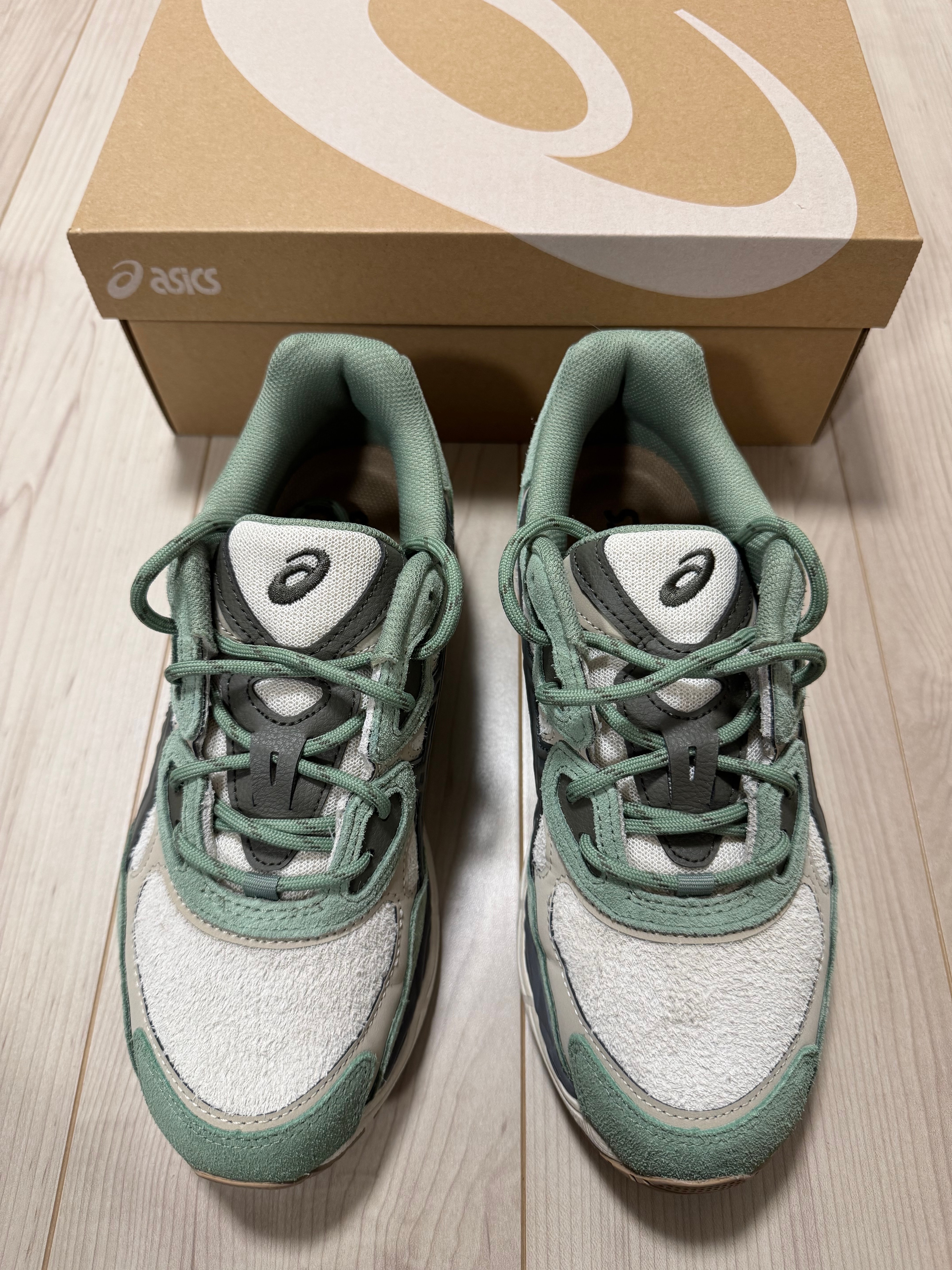 アシックス ゲルNYC "フェザーグレー/トリュフグレー"