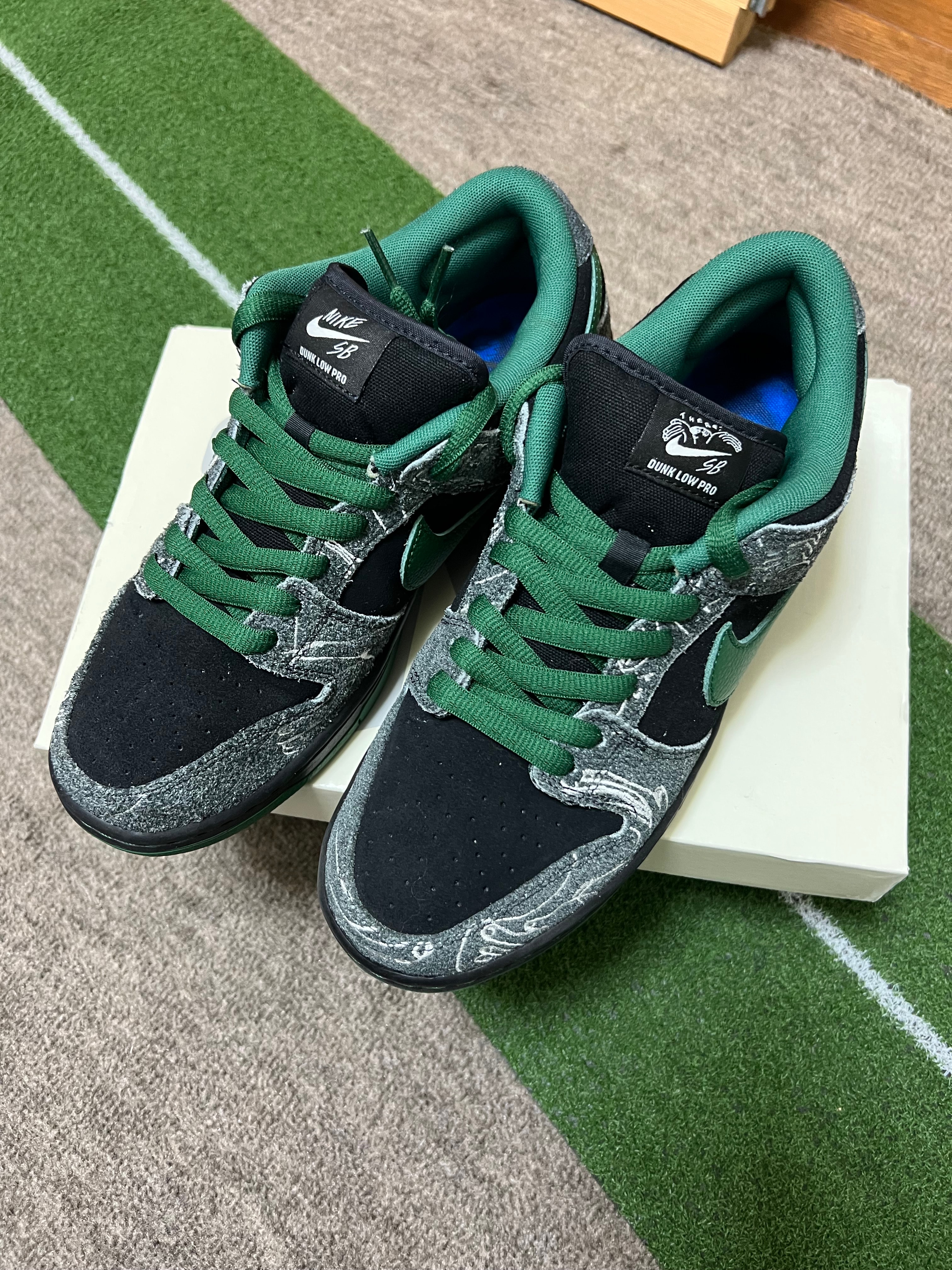 There Skateboards × Nike SB Dunk Low Pro "Anthracite and Gorge Green"