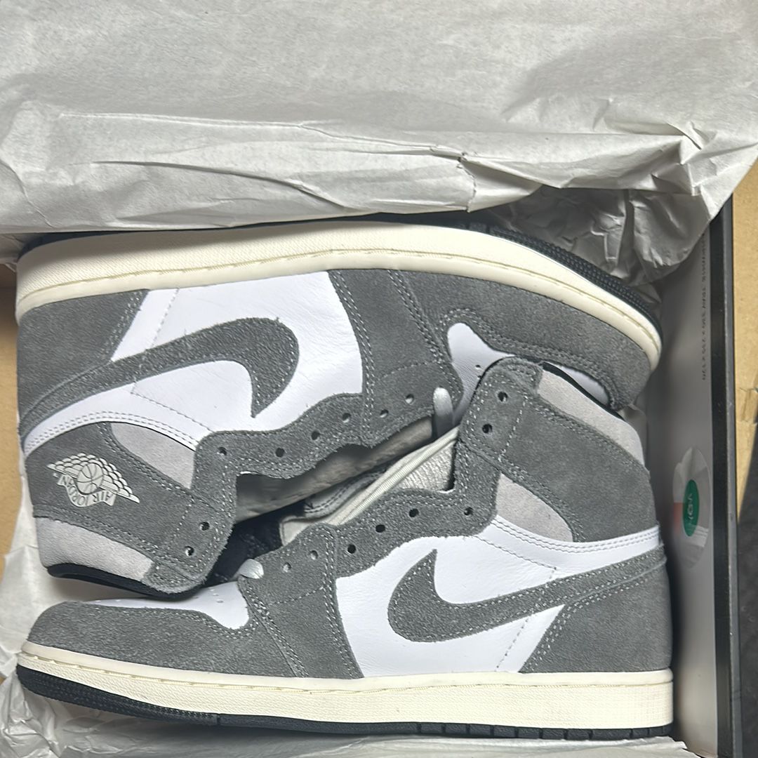 Nike Air Jordan 1 Retro High OG "Black and Smoke Grey"