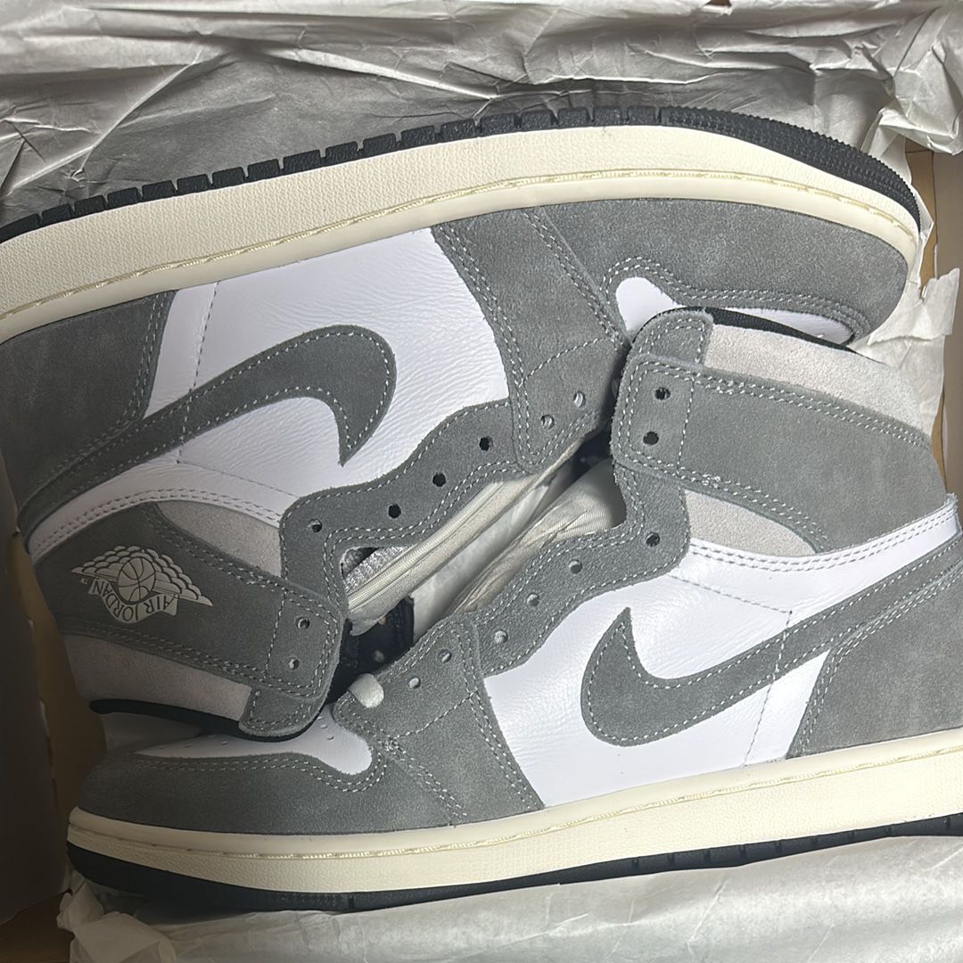 Nike Air Jordan 1 Retro High OG "Black and Smoke Grey"