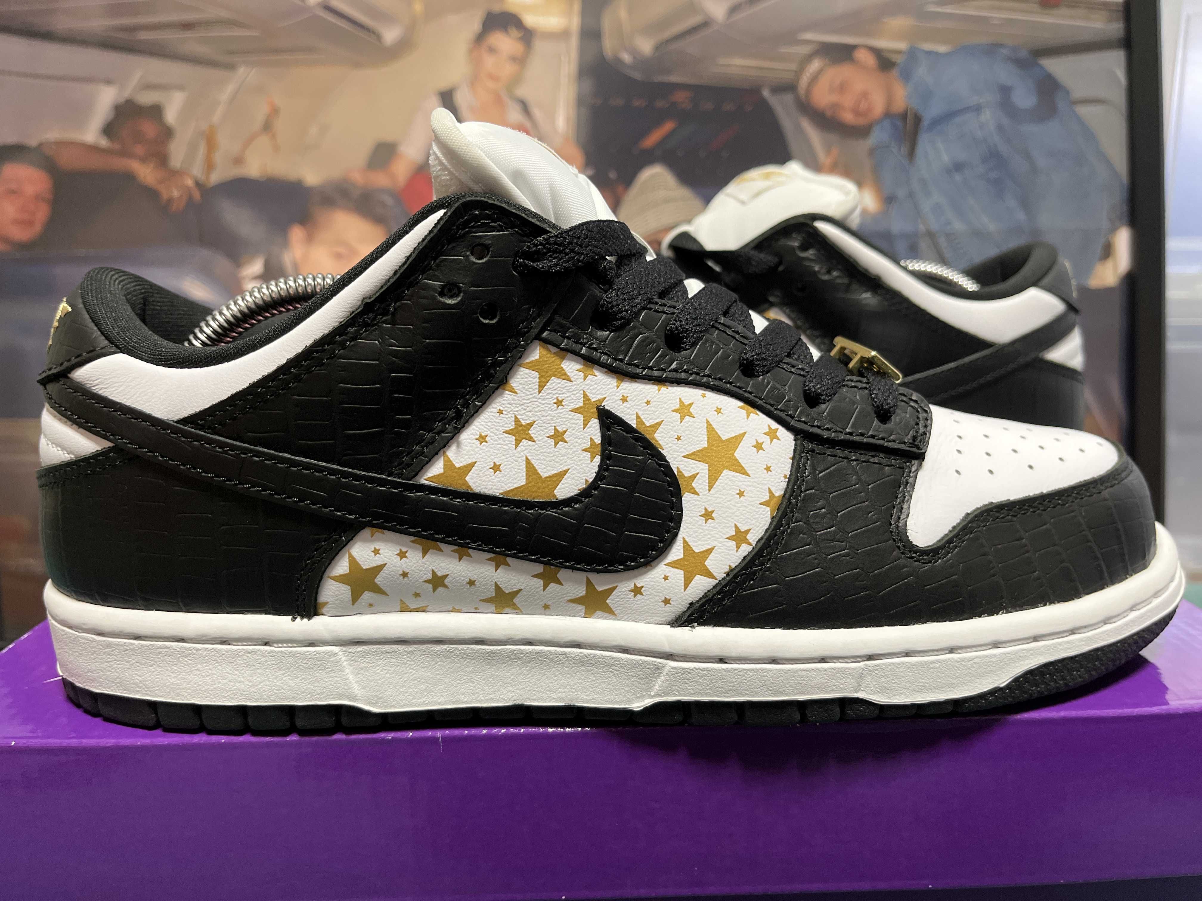 Supreme × Nike SB Dunk Low OG QS Gold Stars "White/Black"