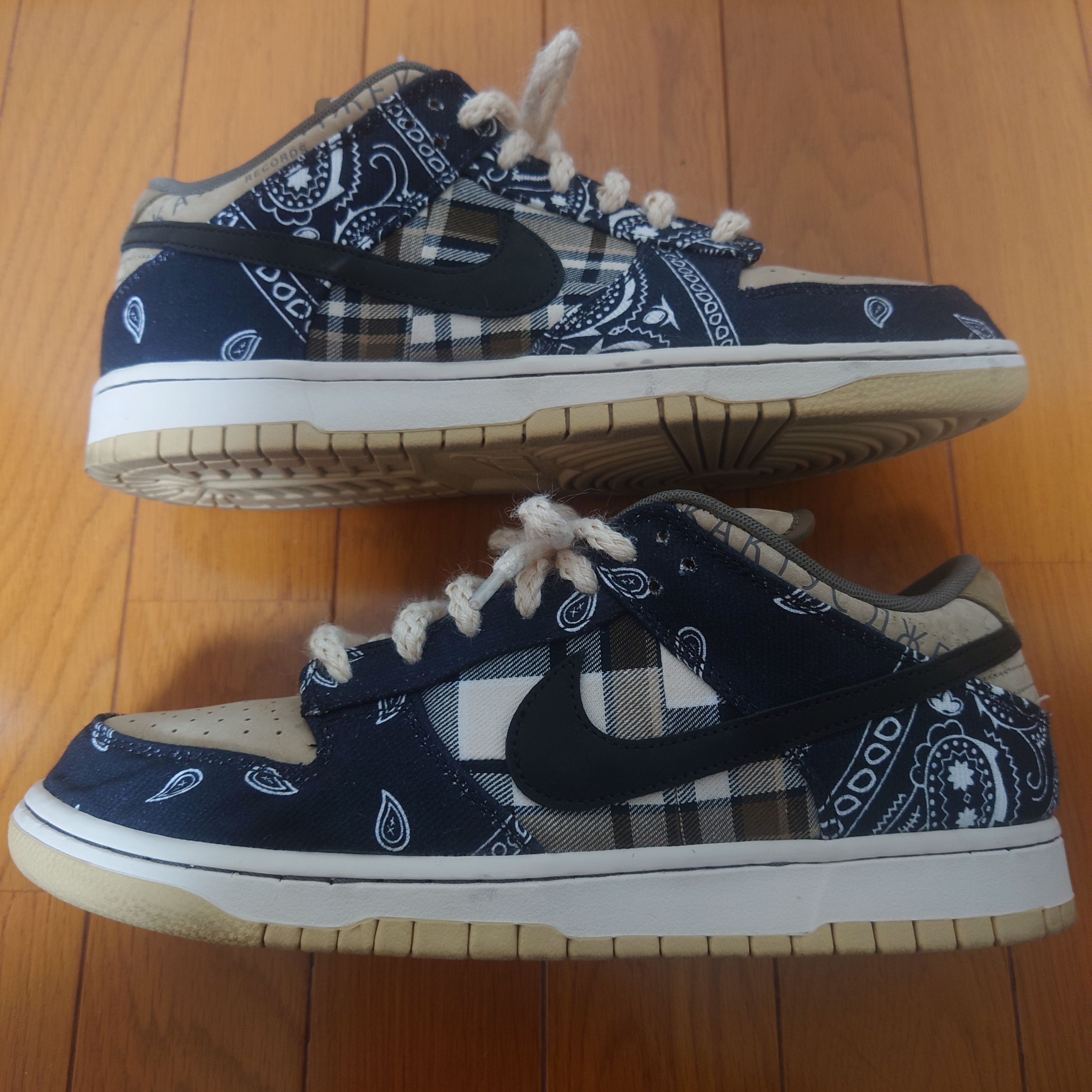 Travis Scott × Nike SB Dunk Low "Black/Parachute Beige"