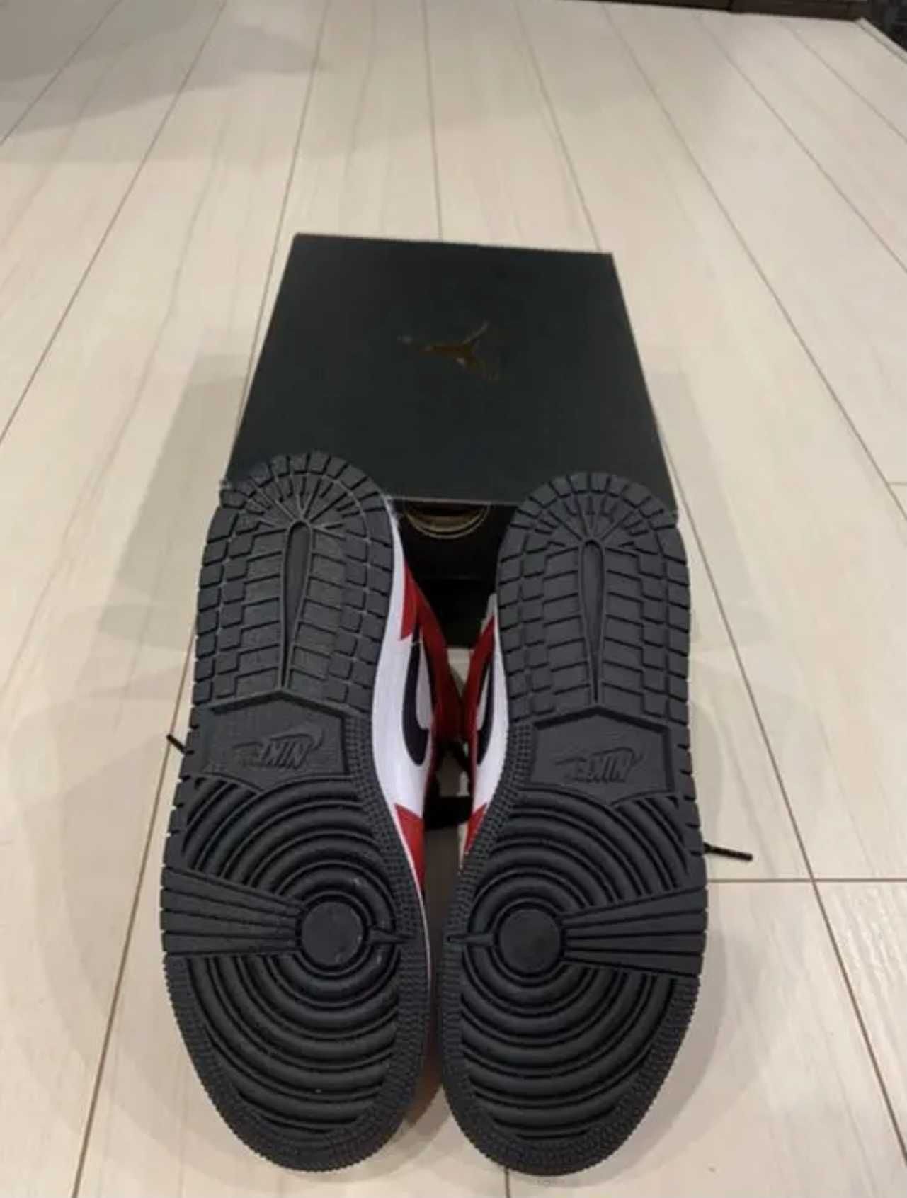 Nike Air Jordan 1 Mid "Chicago Black Toe"