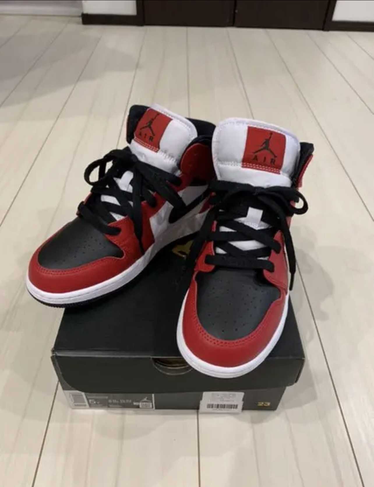 Nike Air Jordan 1 Mid "Chicago Black Toe"