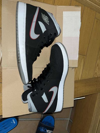 Nike Air Jordan 1 Mid "Black Particle Grey Gym Red"