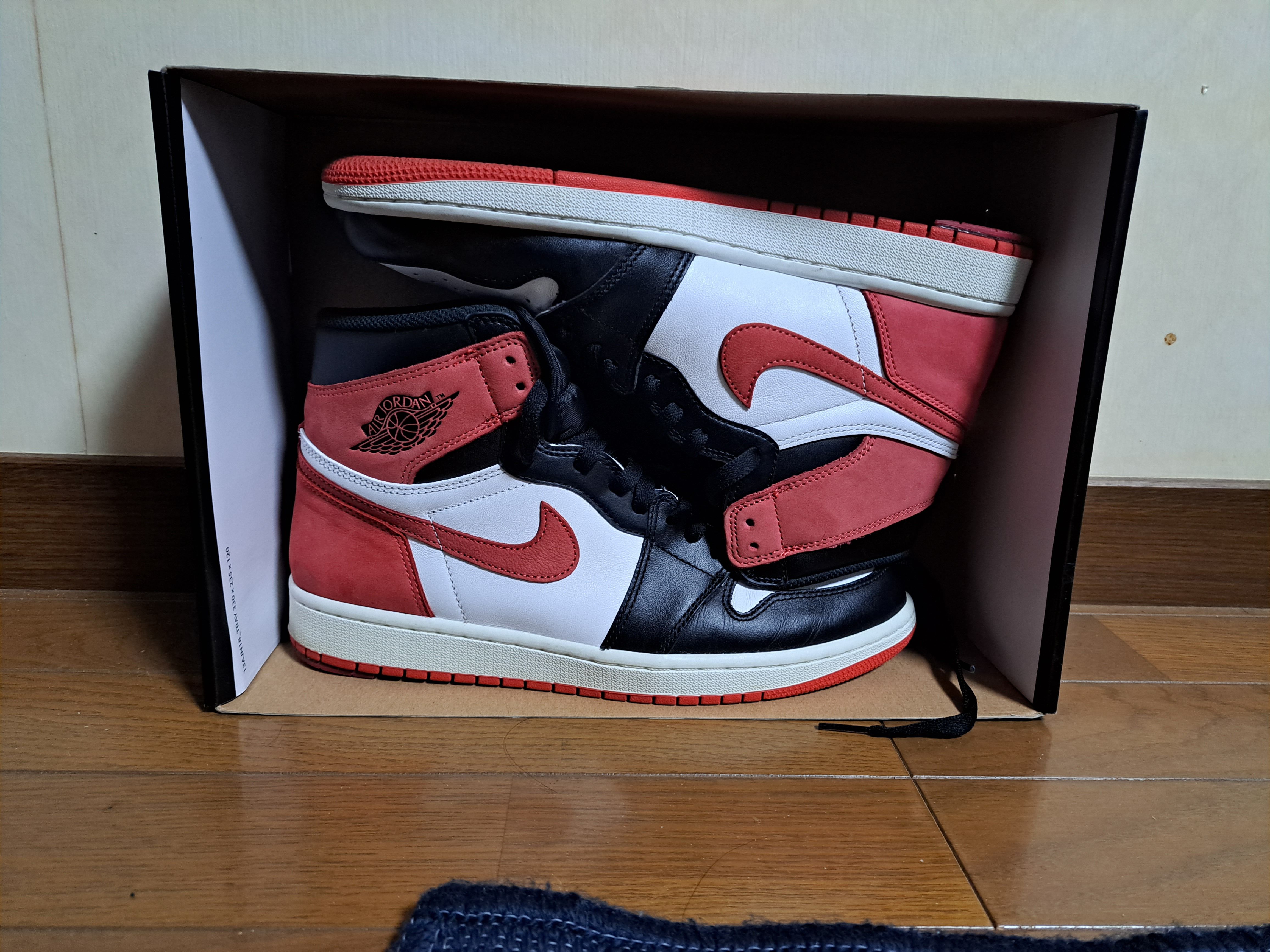 NIKE AIR JORDAN 1 RETRO HIGH "TRACK RED"