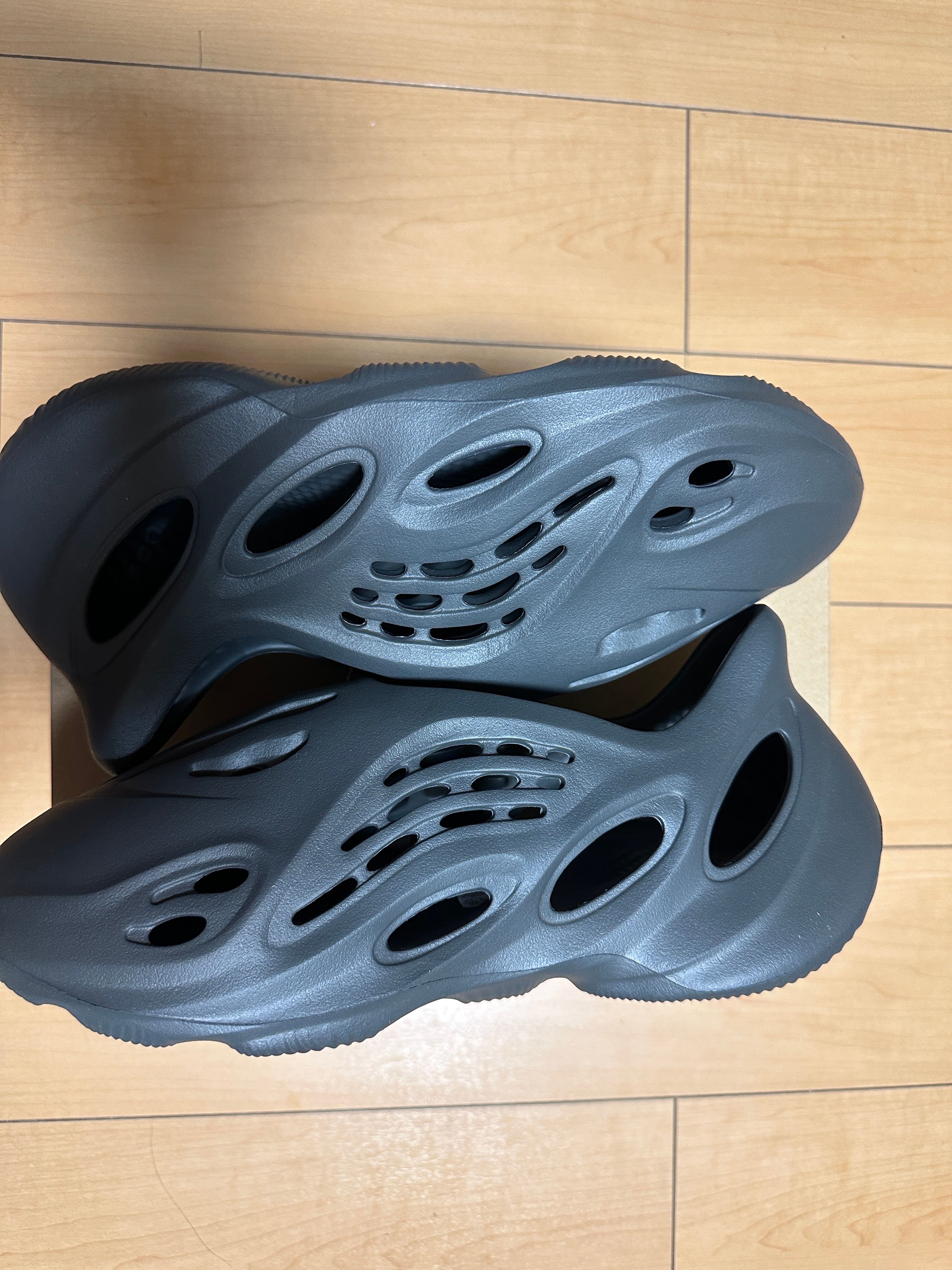 adidas YEEZY Foam Runner "Carbon"