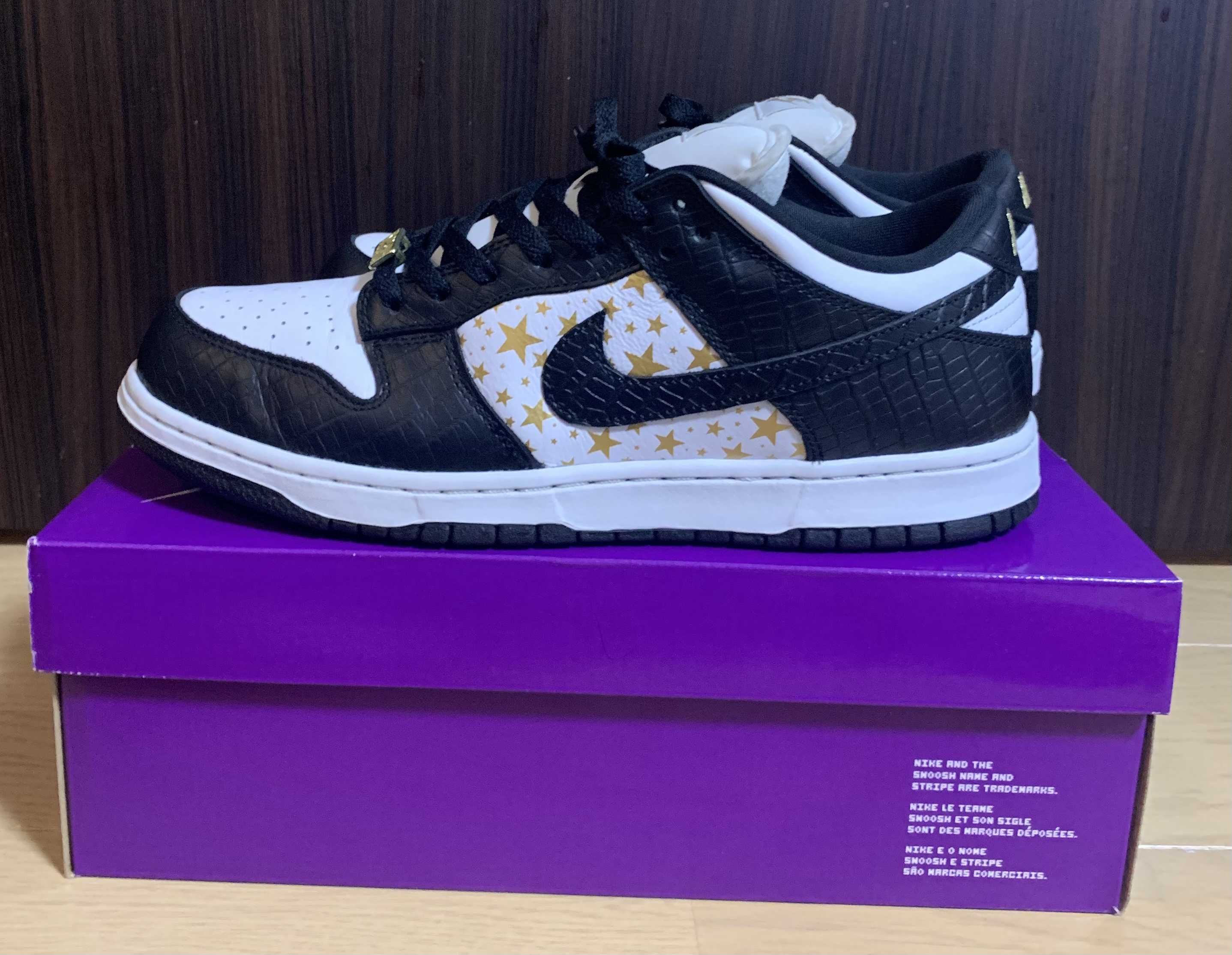 Supreme × Nike SB Dunk Low OG QS Gold Stars "White/Black"