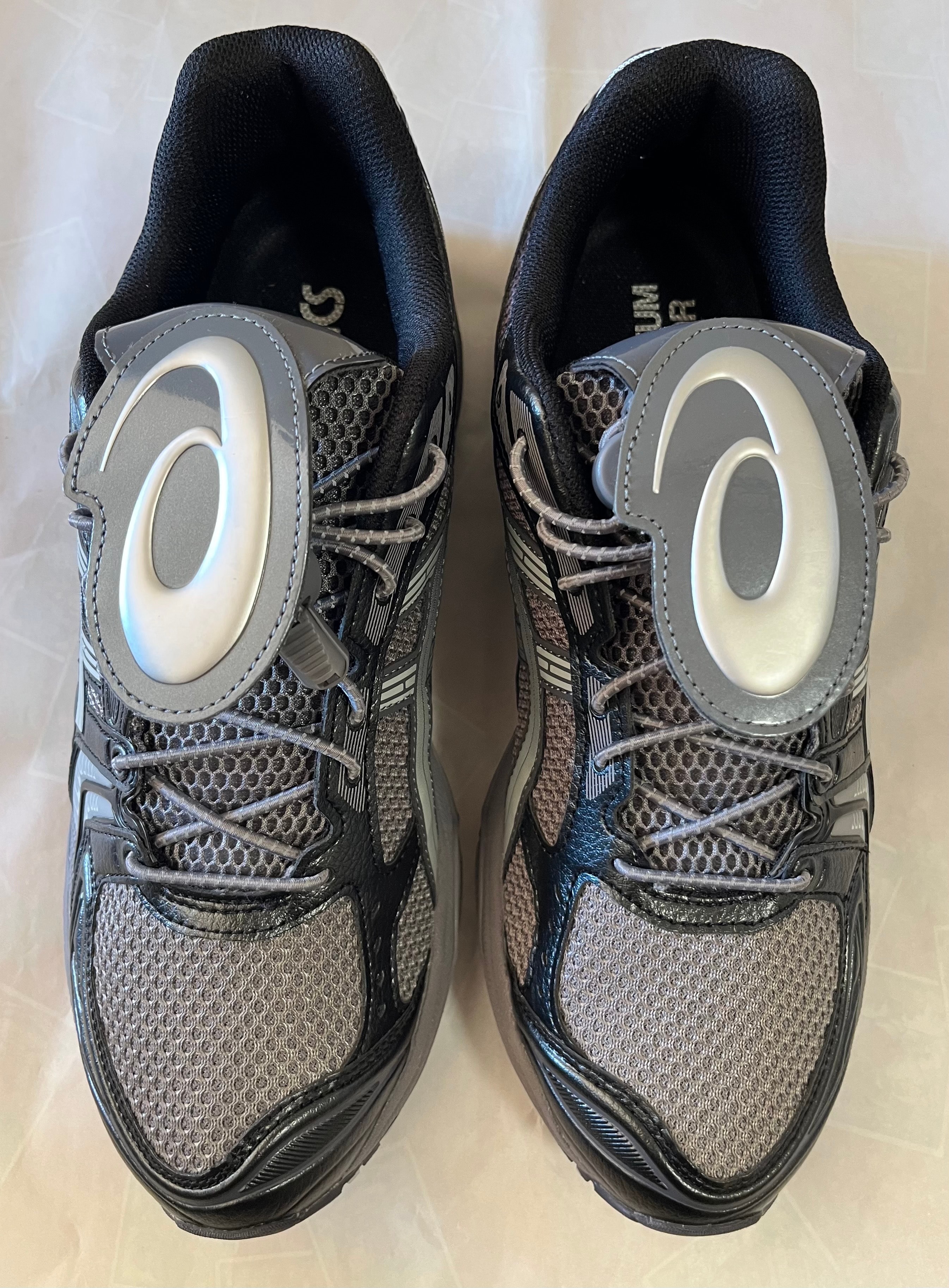 ザミュージアムビジター × アシックス ゲルカヤノ14 "クレイグレー/グレイシャーグレー"