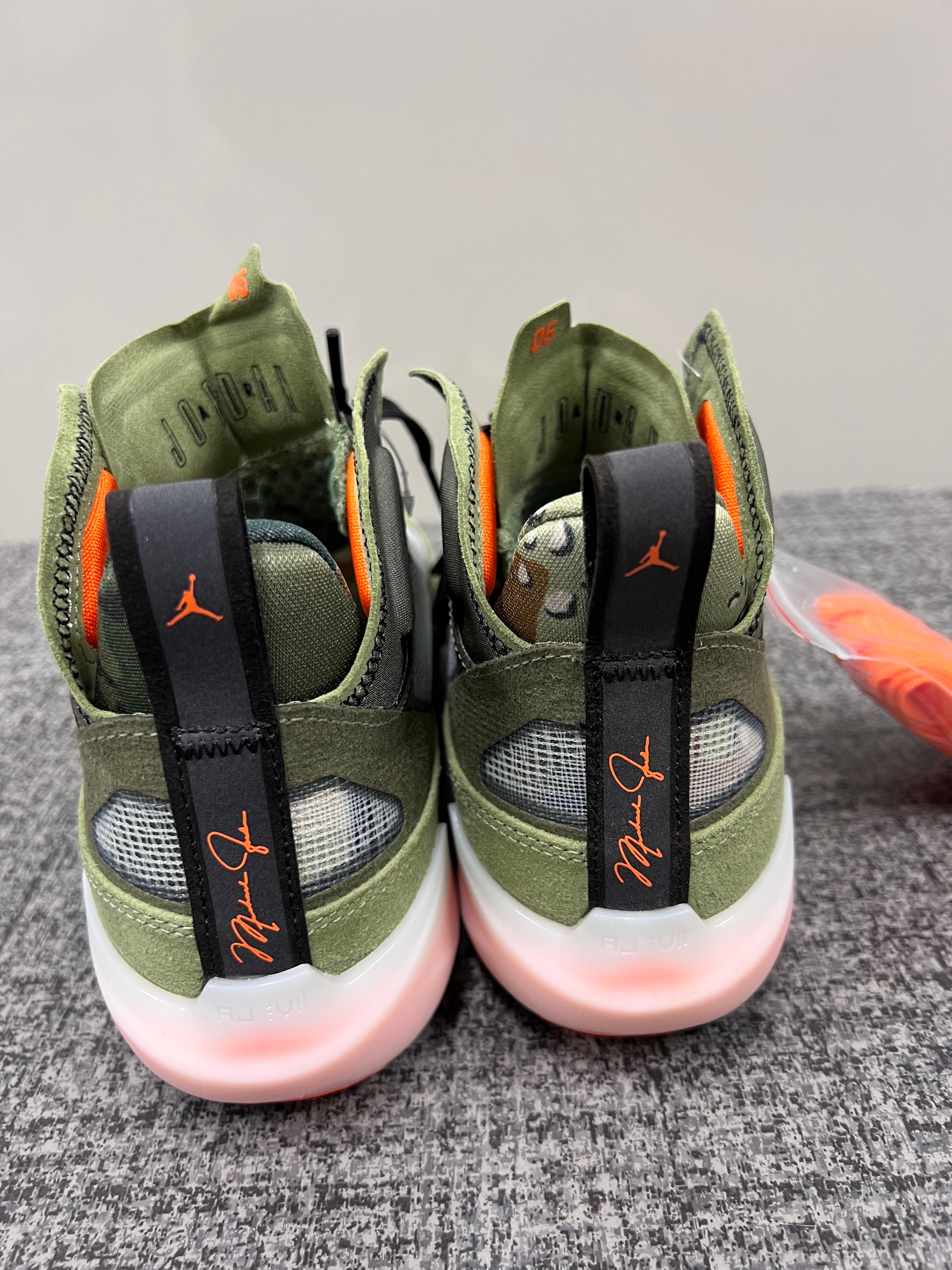 アンディフィーテッド × ナイキ エアジョーダン37 "オイルグリーン"