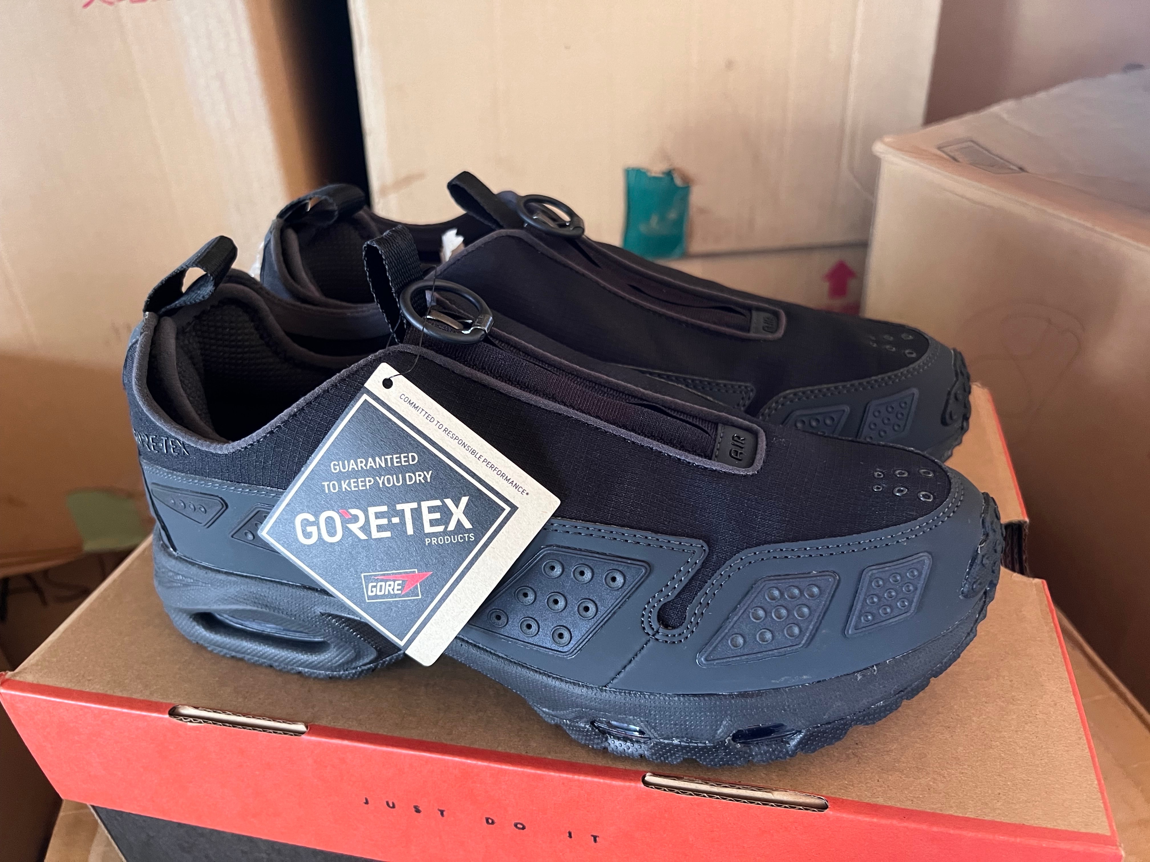 ナイキ ウィメンズ エアマックスサンダー ゴアテックス "ブラック アンド ダークスモークグレー"