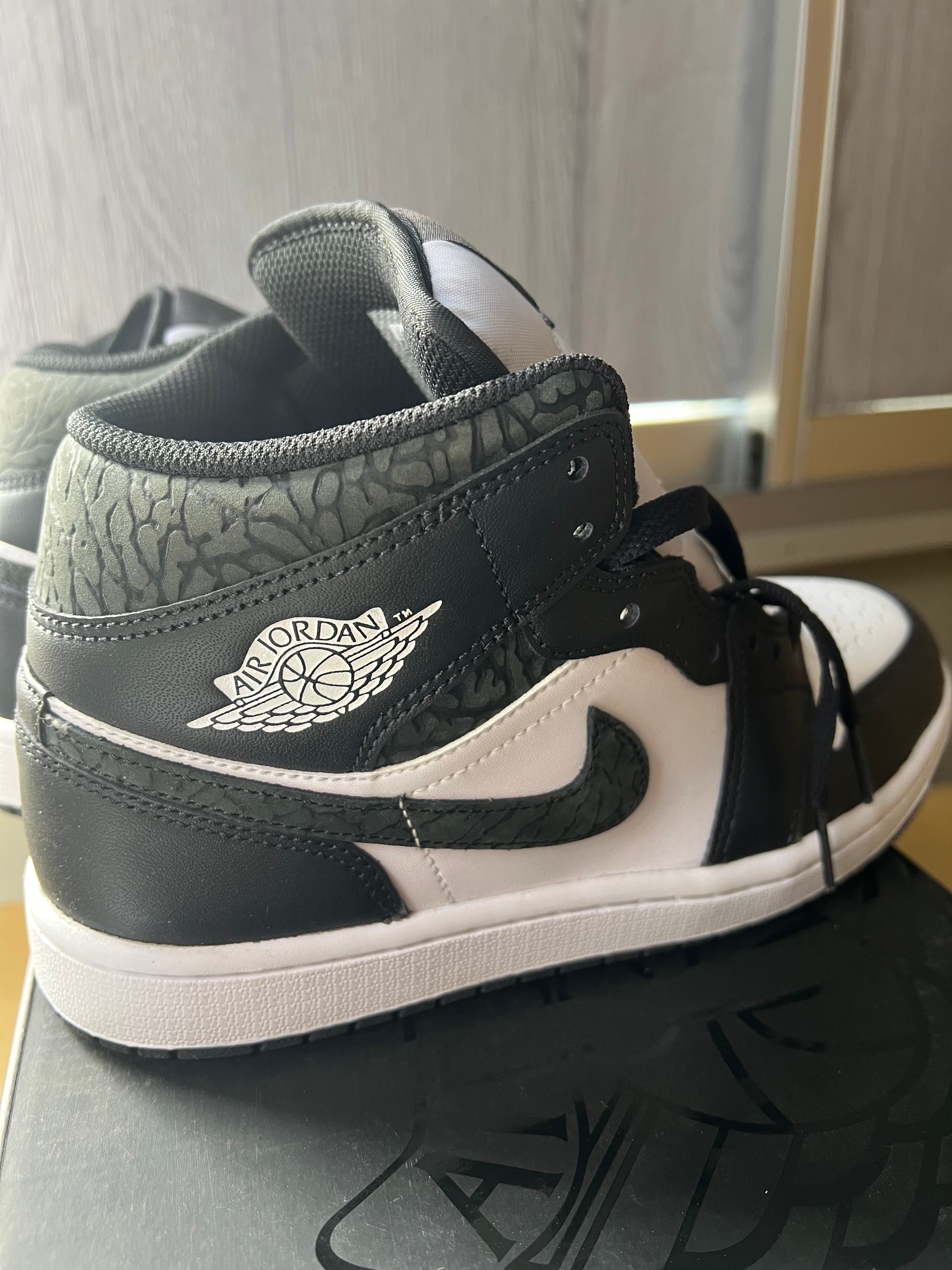 ナイキ エアジョーダン1 ミッド 