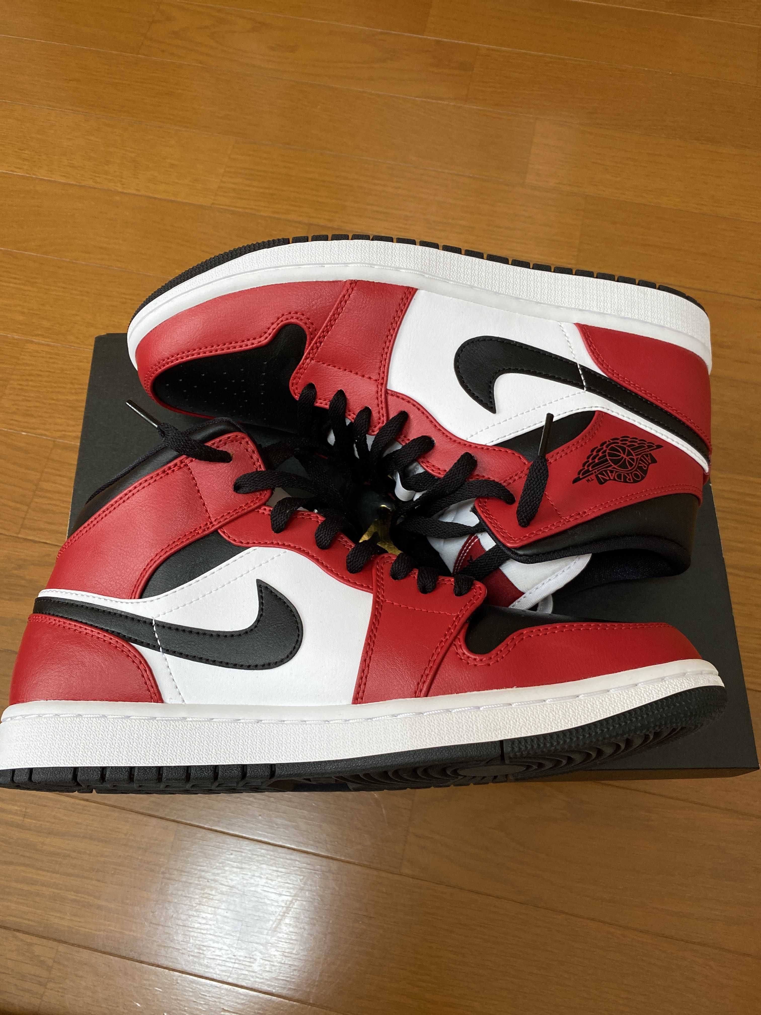 Nike Air Jordan 1 Mid "Chicago Black Toe"