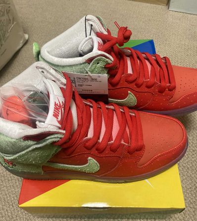 Nike SB Dunk High "Strawberry Cough"