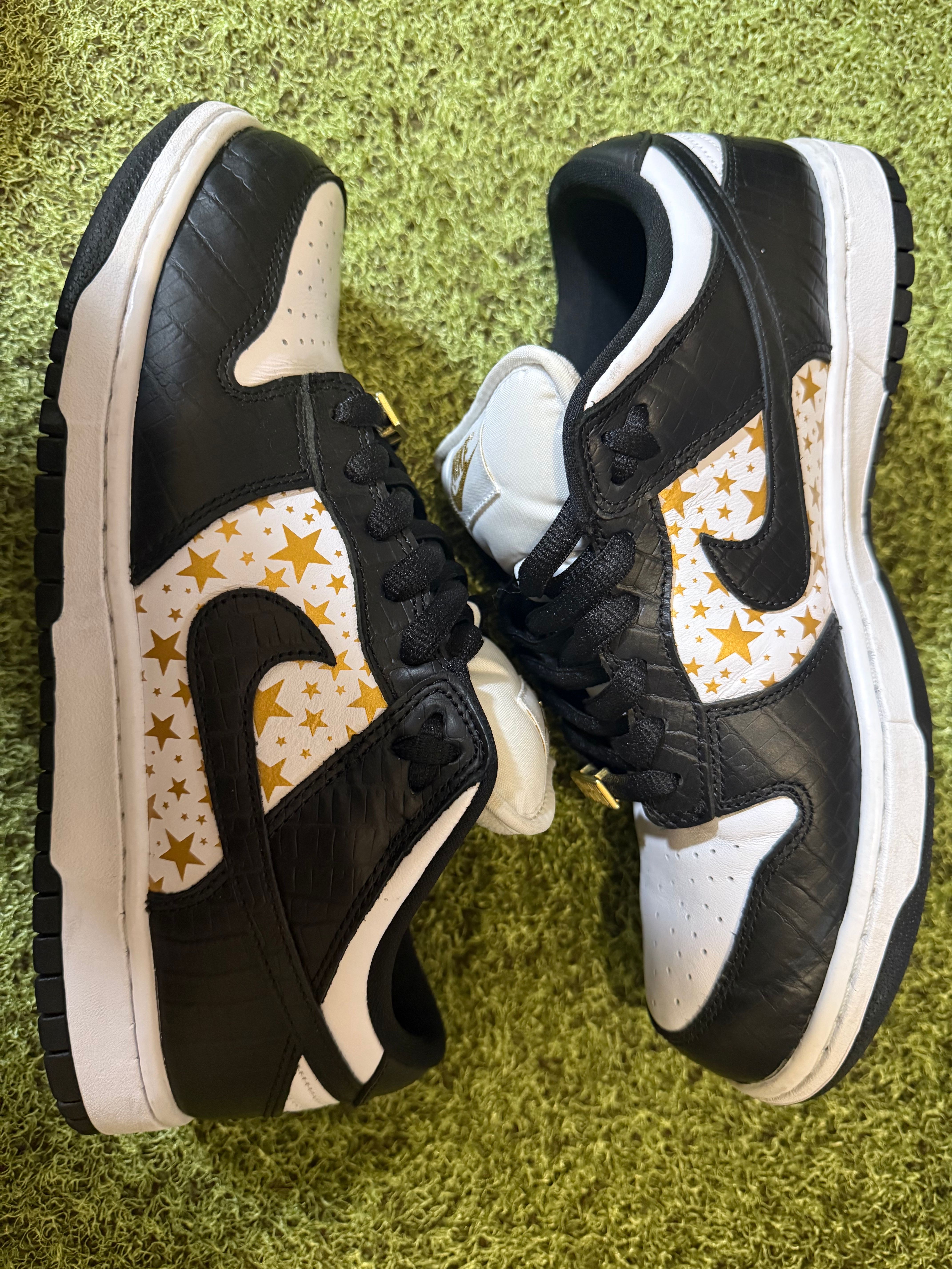 Supreme × Nike SB Dunk Low OG QS Gold Stars "White/Black"