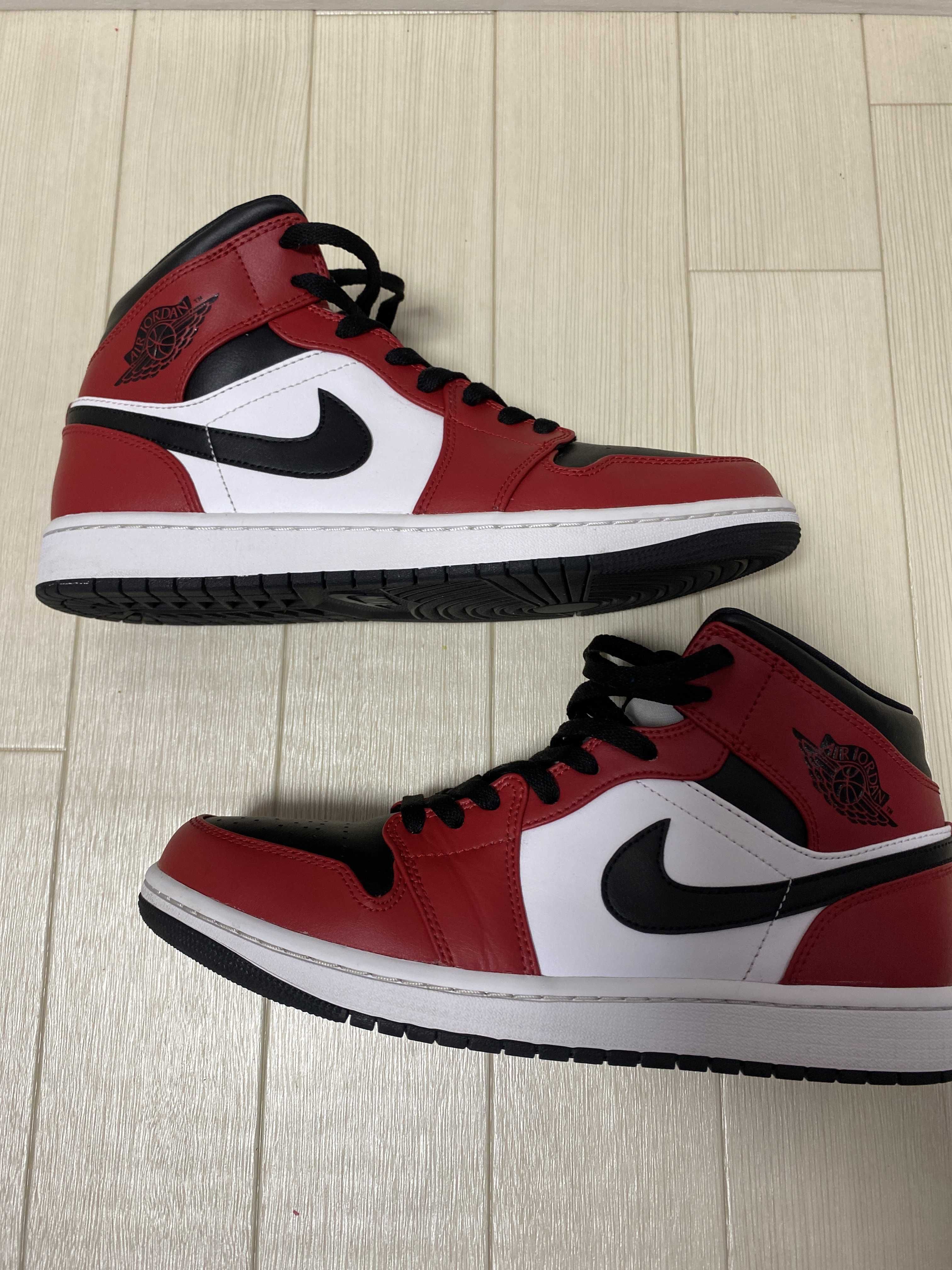 Nike Air Jordan 1 Mid "Chicago Black Toe"