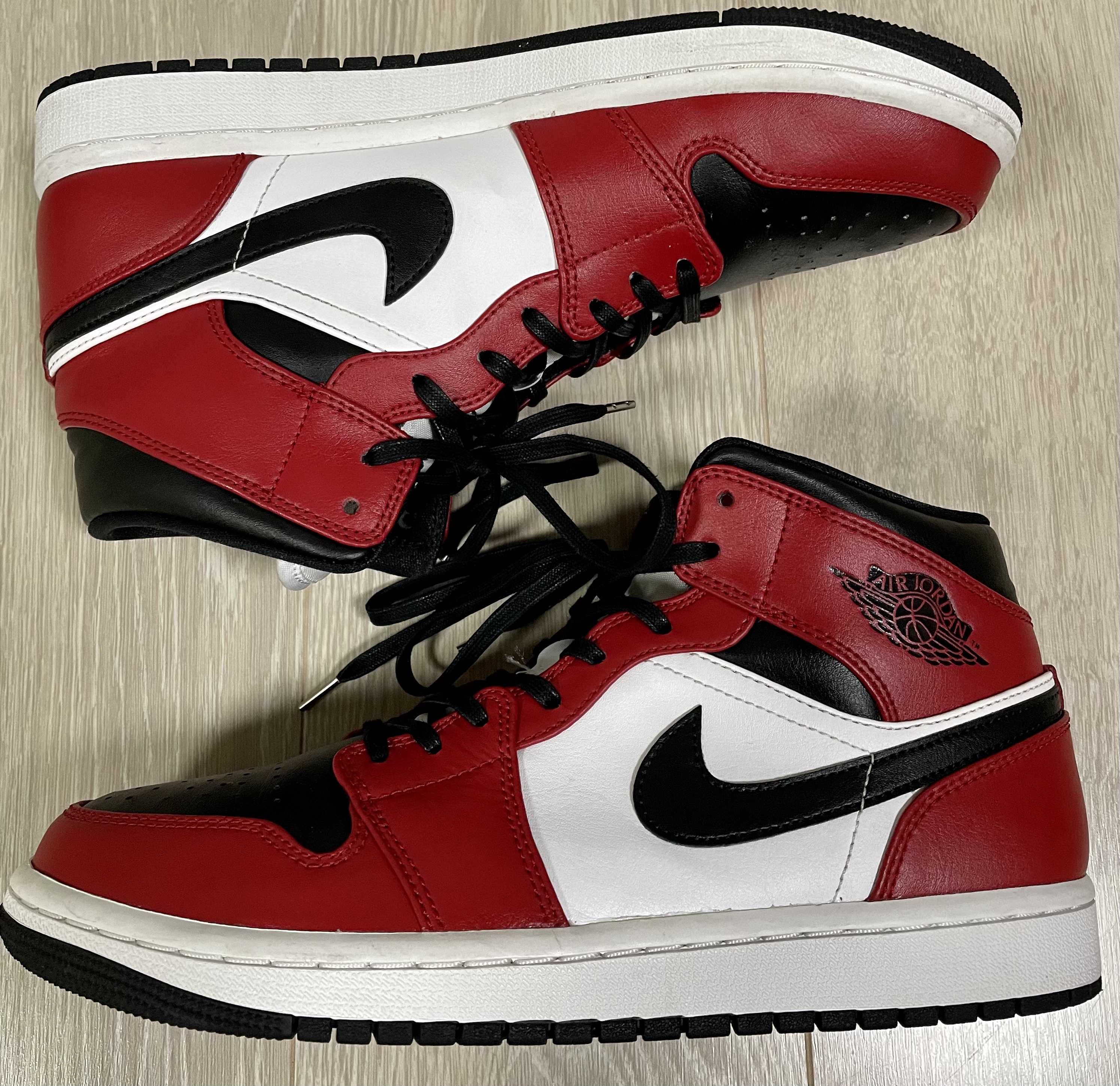 Nike Air Jordan 1 Mid "Chicago Black Toe"