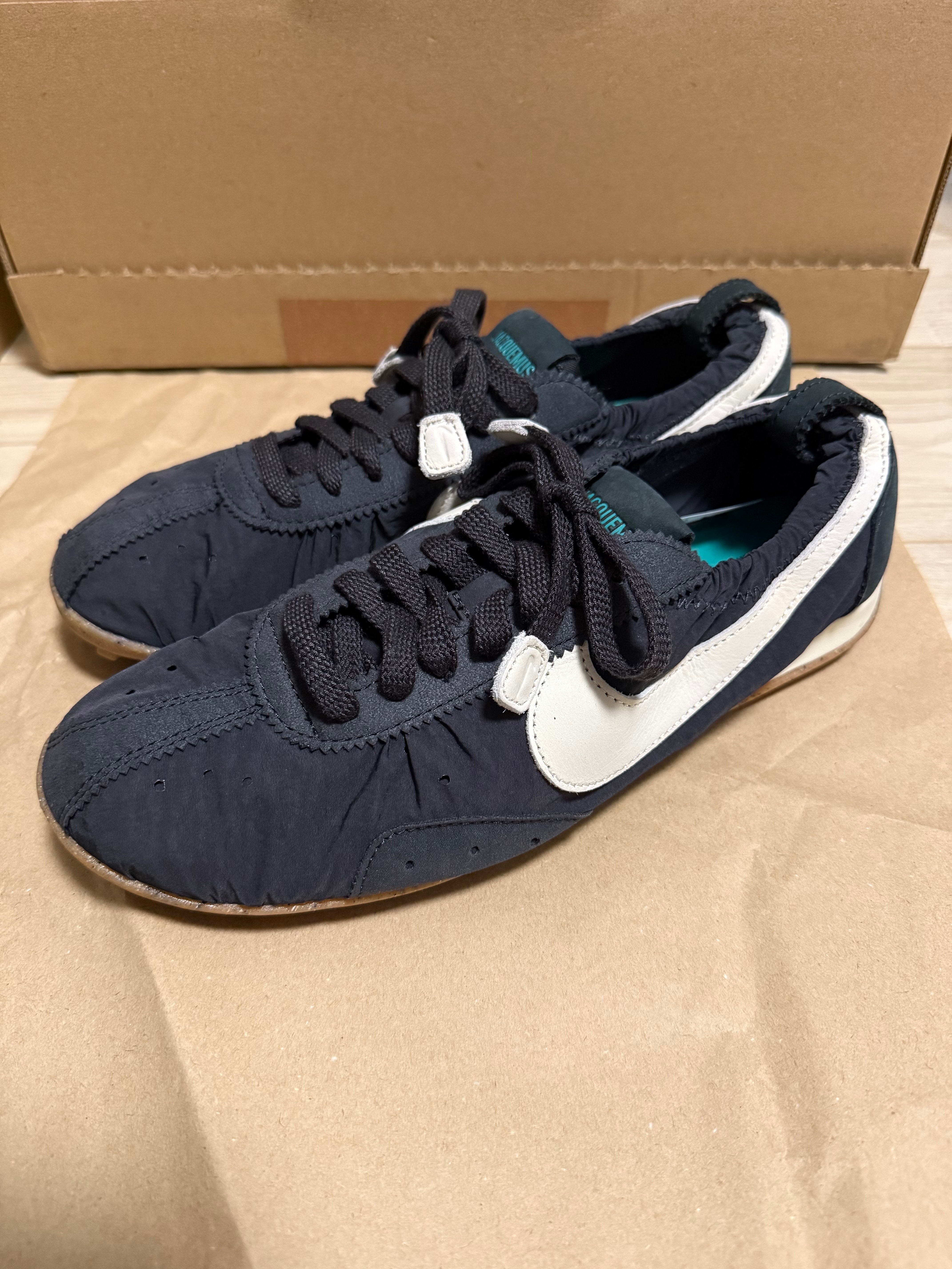 ジャックムス × ナイキ ウィメンズ ムーン シューズ SP "オフノワール"