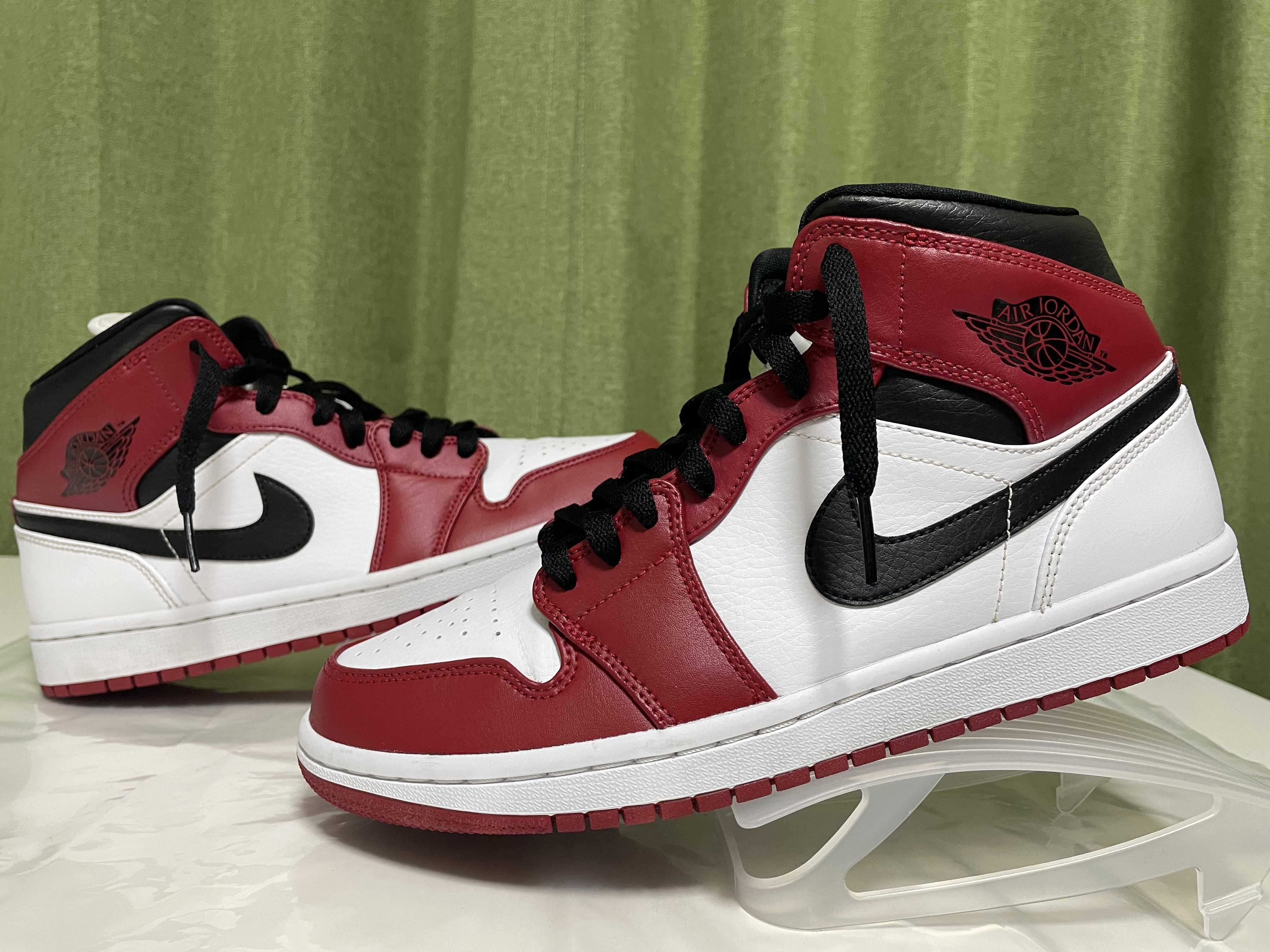 Nike Air Jordan 1 Mid "Chicago"