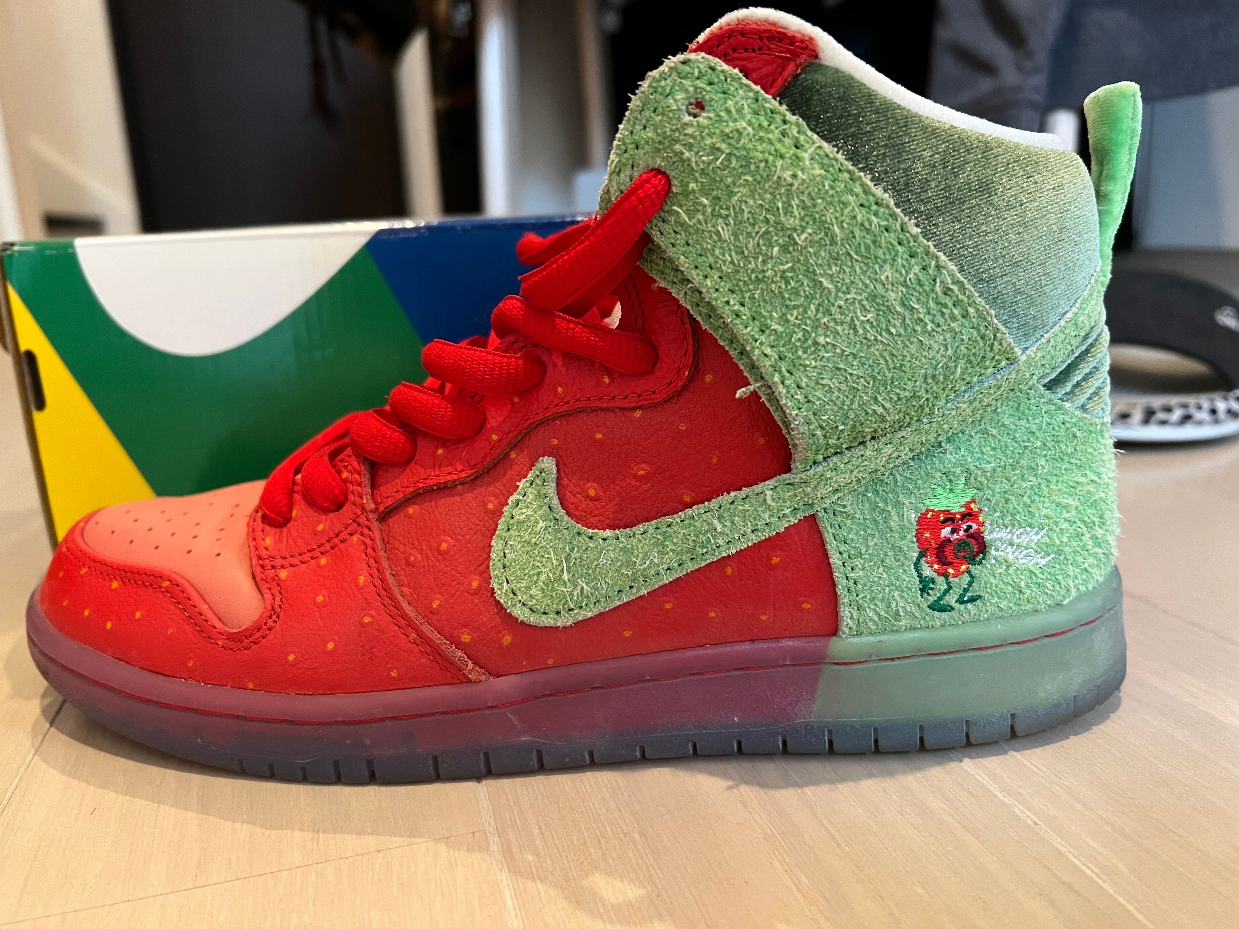 Nike SB Dunk High "Strawberry Cough"