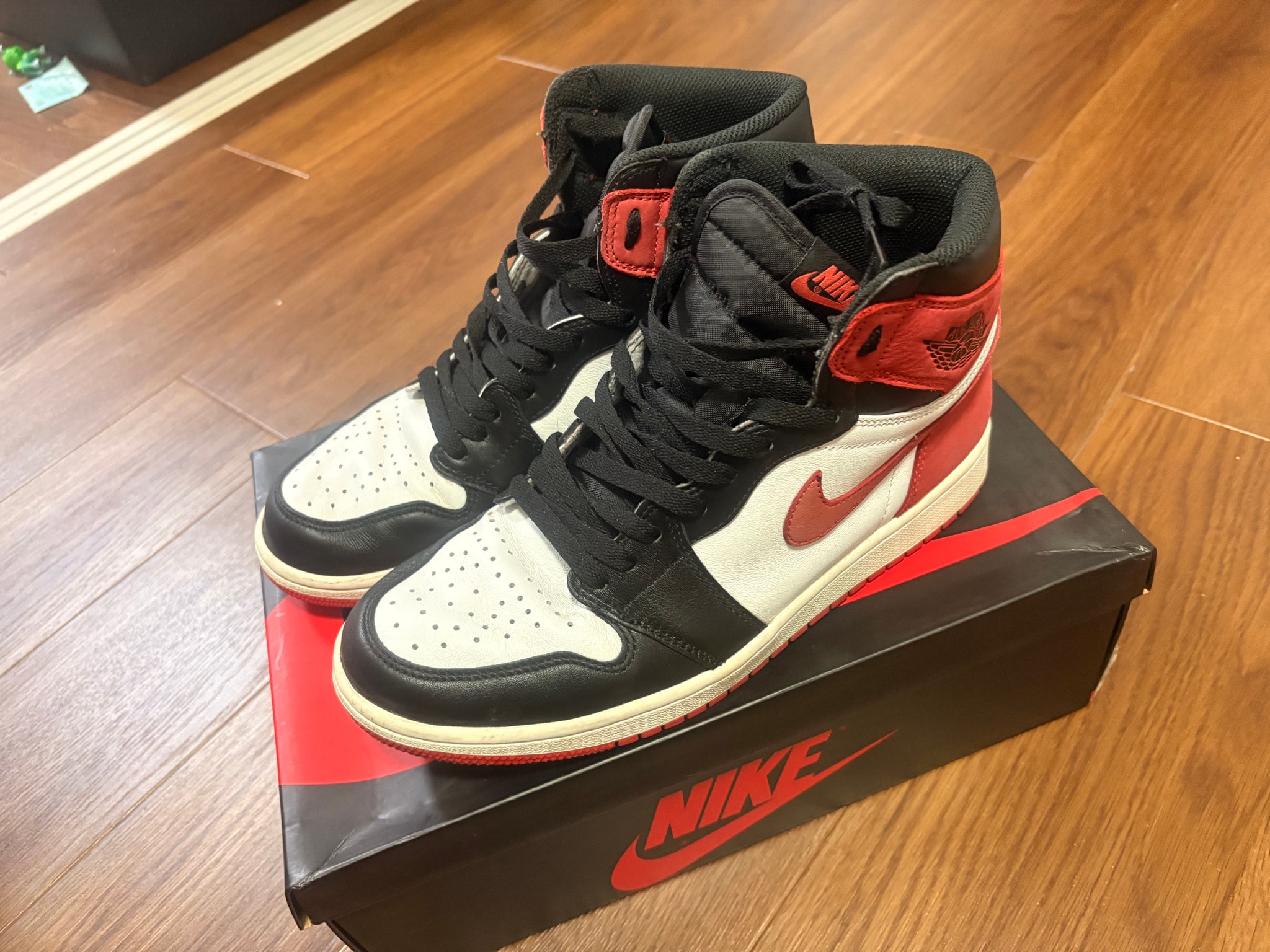 Nike Air Jordan 1 Retro High "Track Red"
