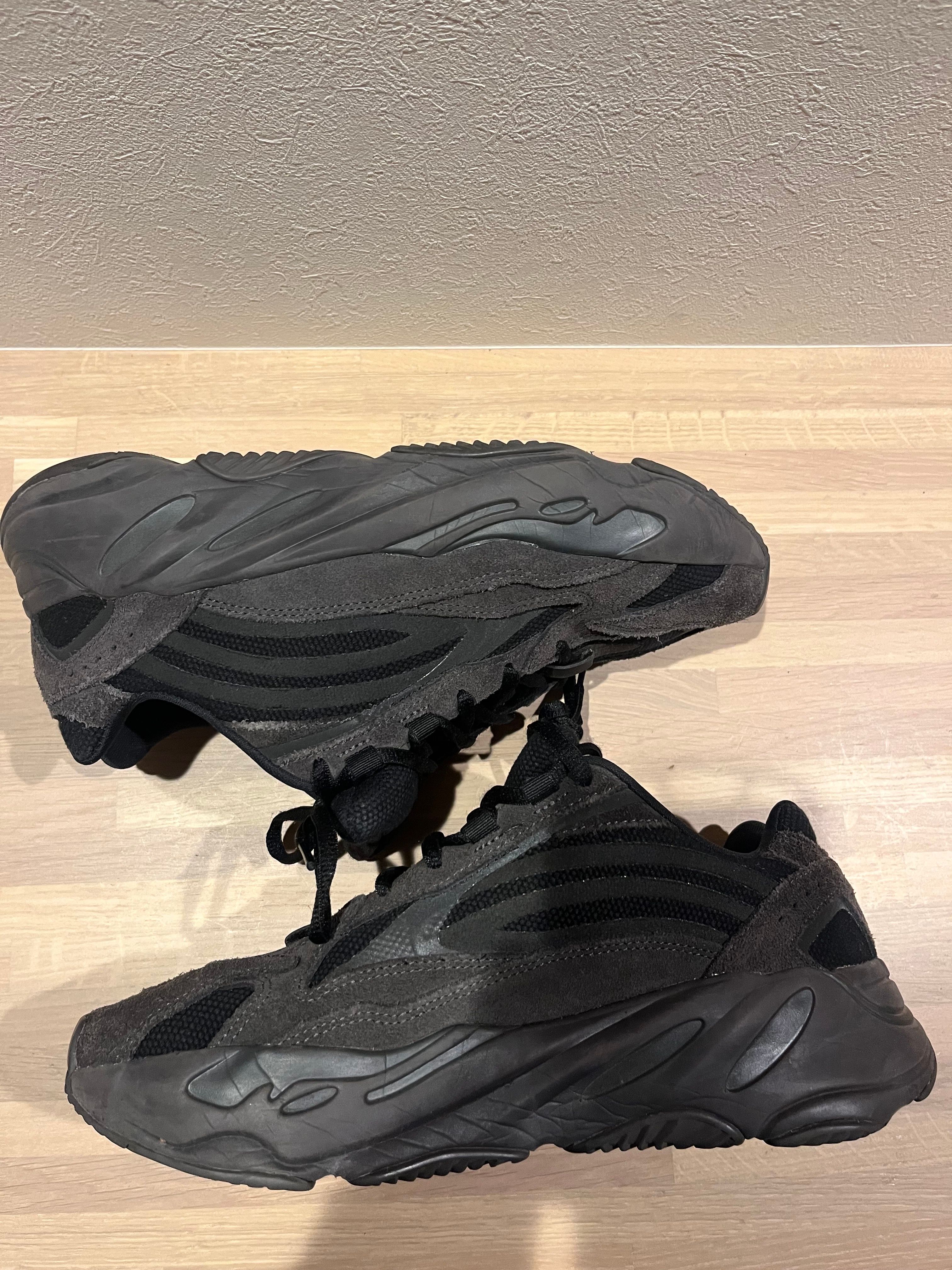 adidas YEEZY BOOST 700 V2 "Vanta"