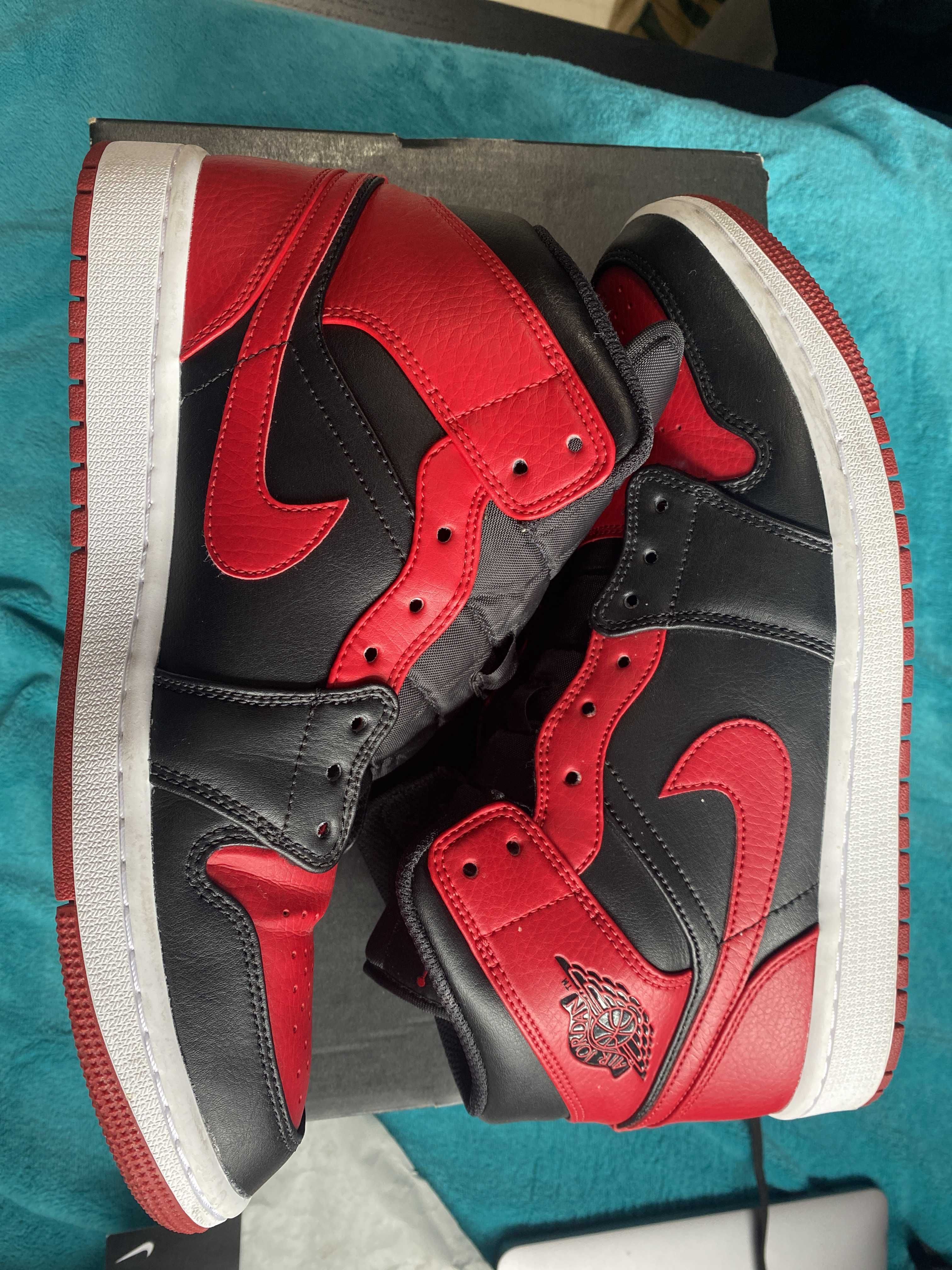 Nike Air Jordan 1 Mid "Bred"