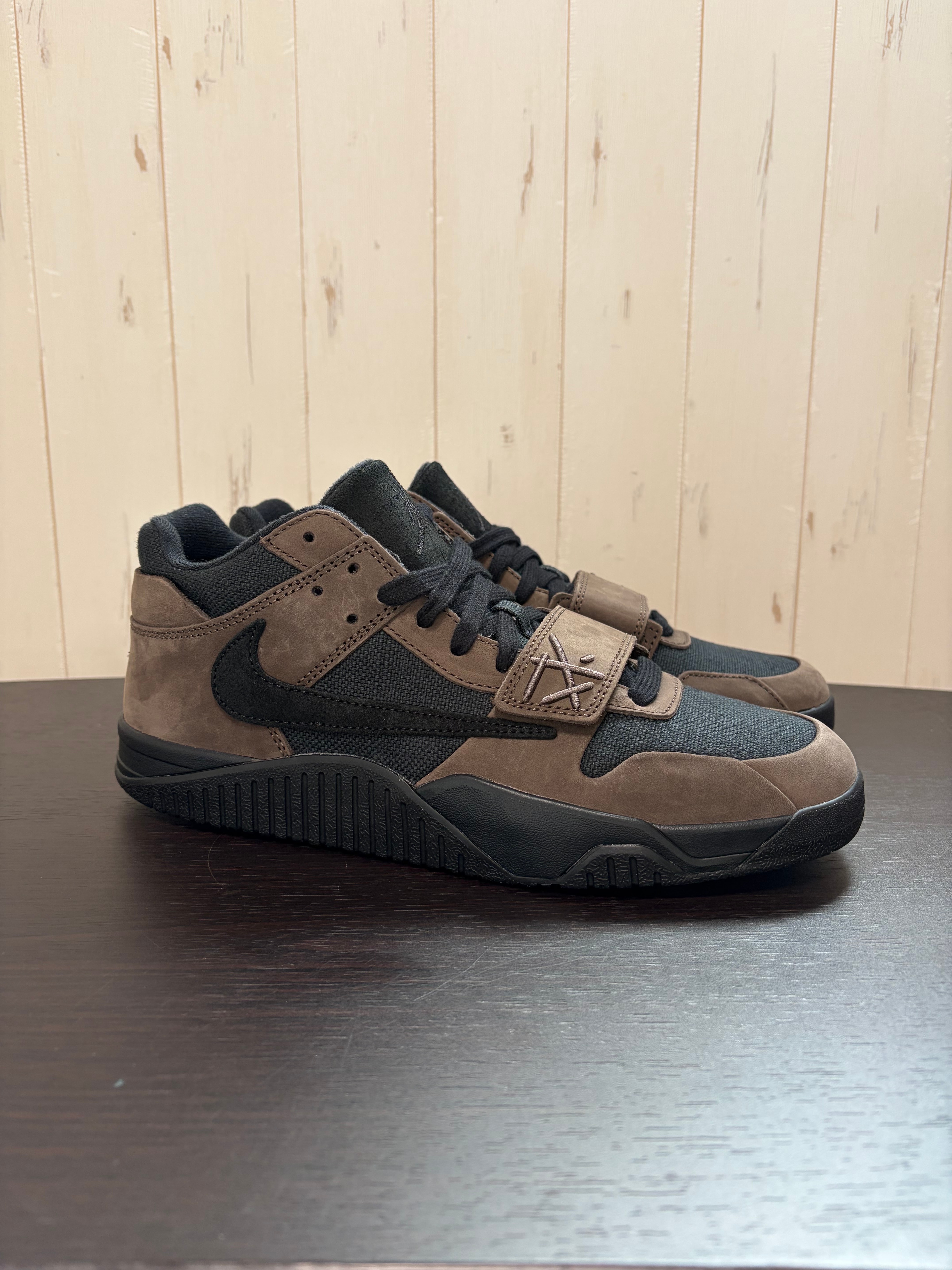 トラヴィススコット × ナイキ ジョーダン ジャンプマンジャック TR CJ1 T-Rexx "ブラック アンド ダークモカ"