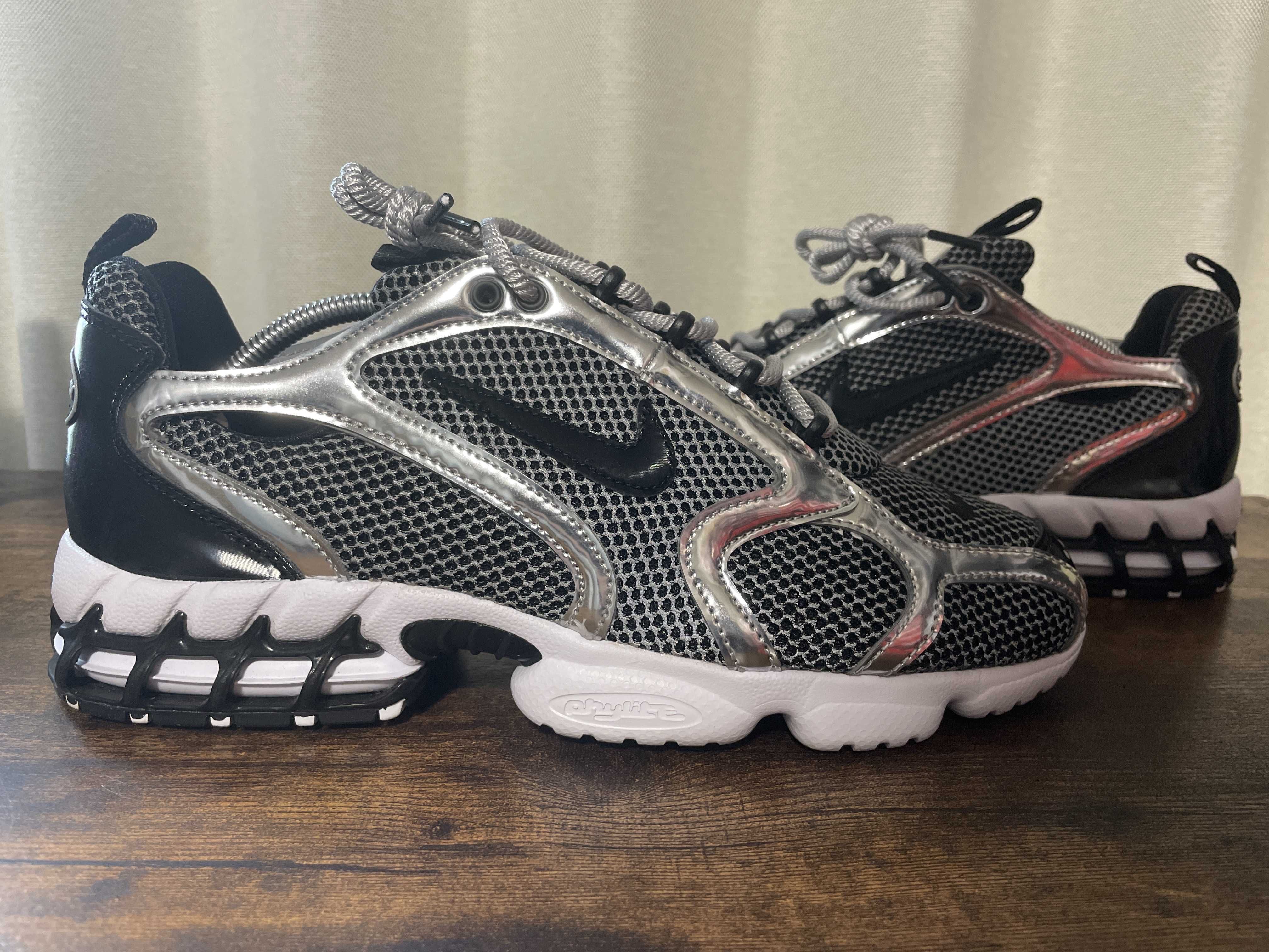 STUSSY × NIKE AIR ZOOM SPIRIDON CAGED "PURE PLATINUM/BLACK-WHITE"