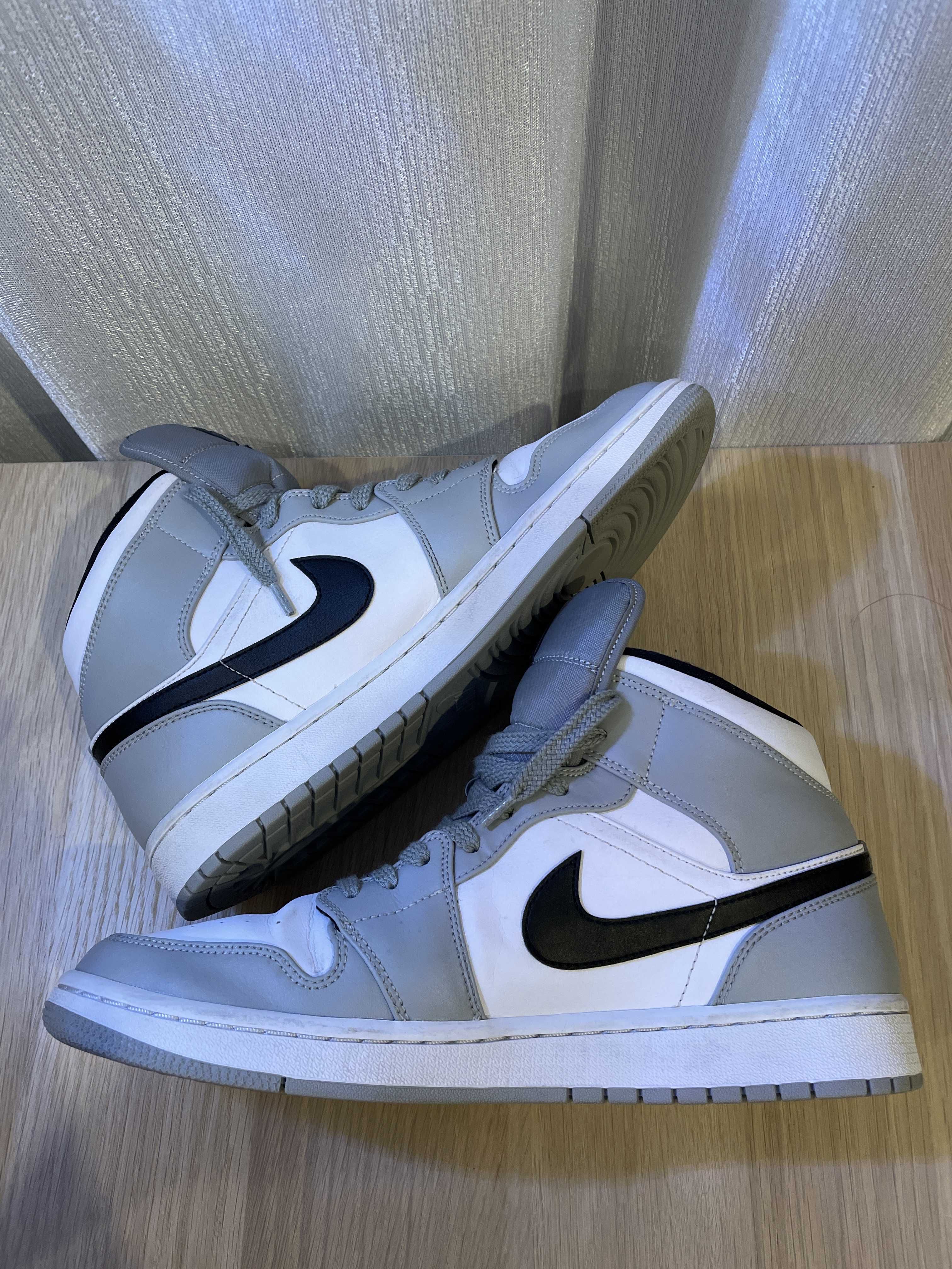 Nike Air Jordan 1 Mid "Light Smoke Grey/White/Black"