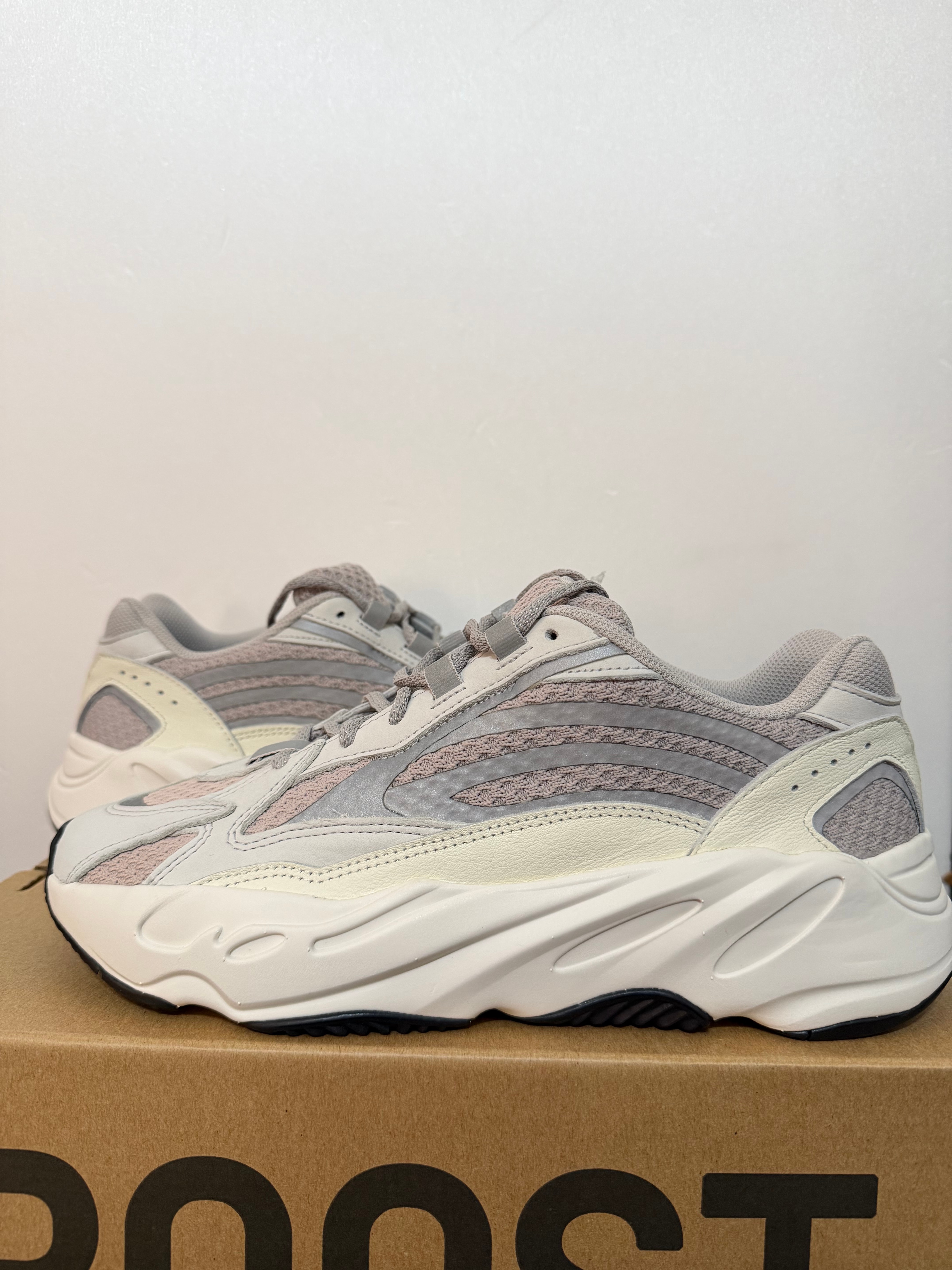 アディダス イージーブースト700V2 "スタティック"