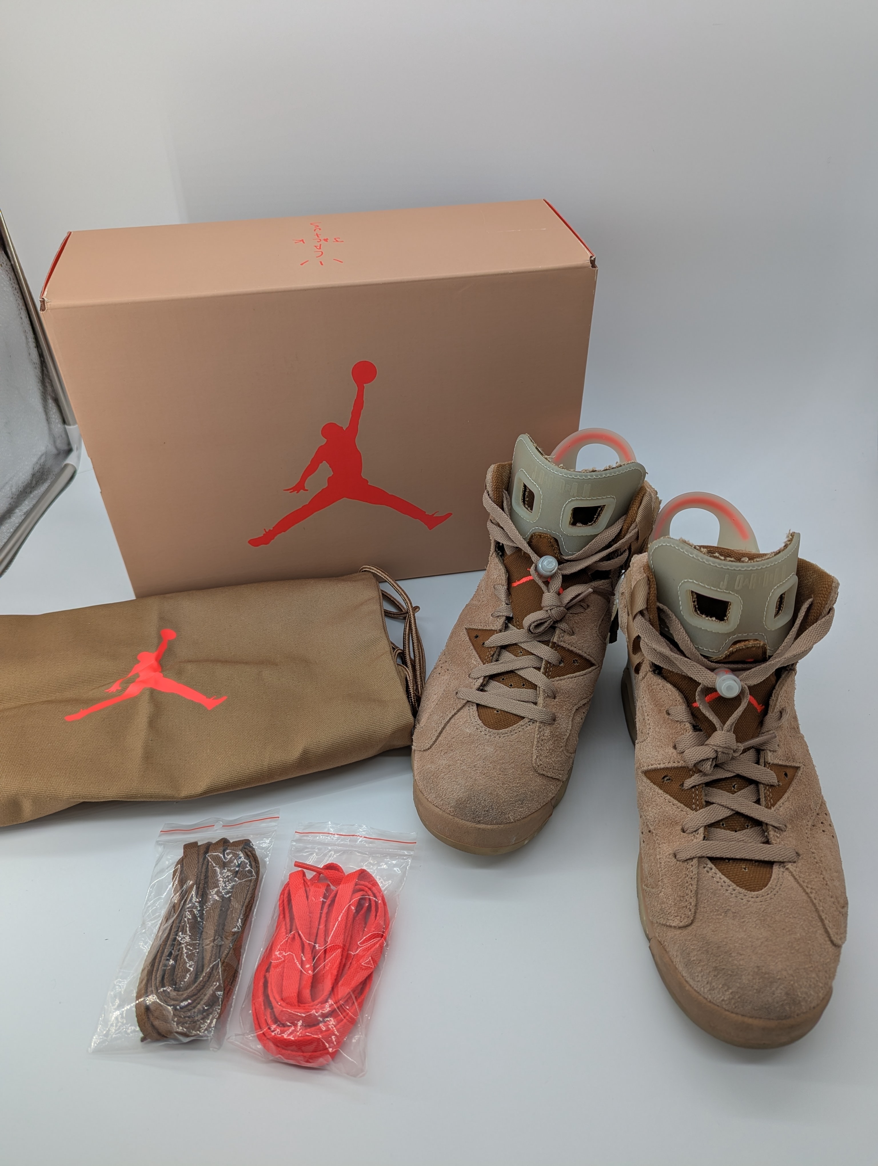 トラヴィススコット × ナイキ エアジョーダン6 "ブリティッシュカーキ"