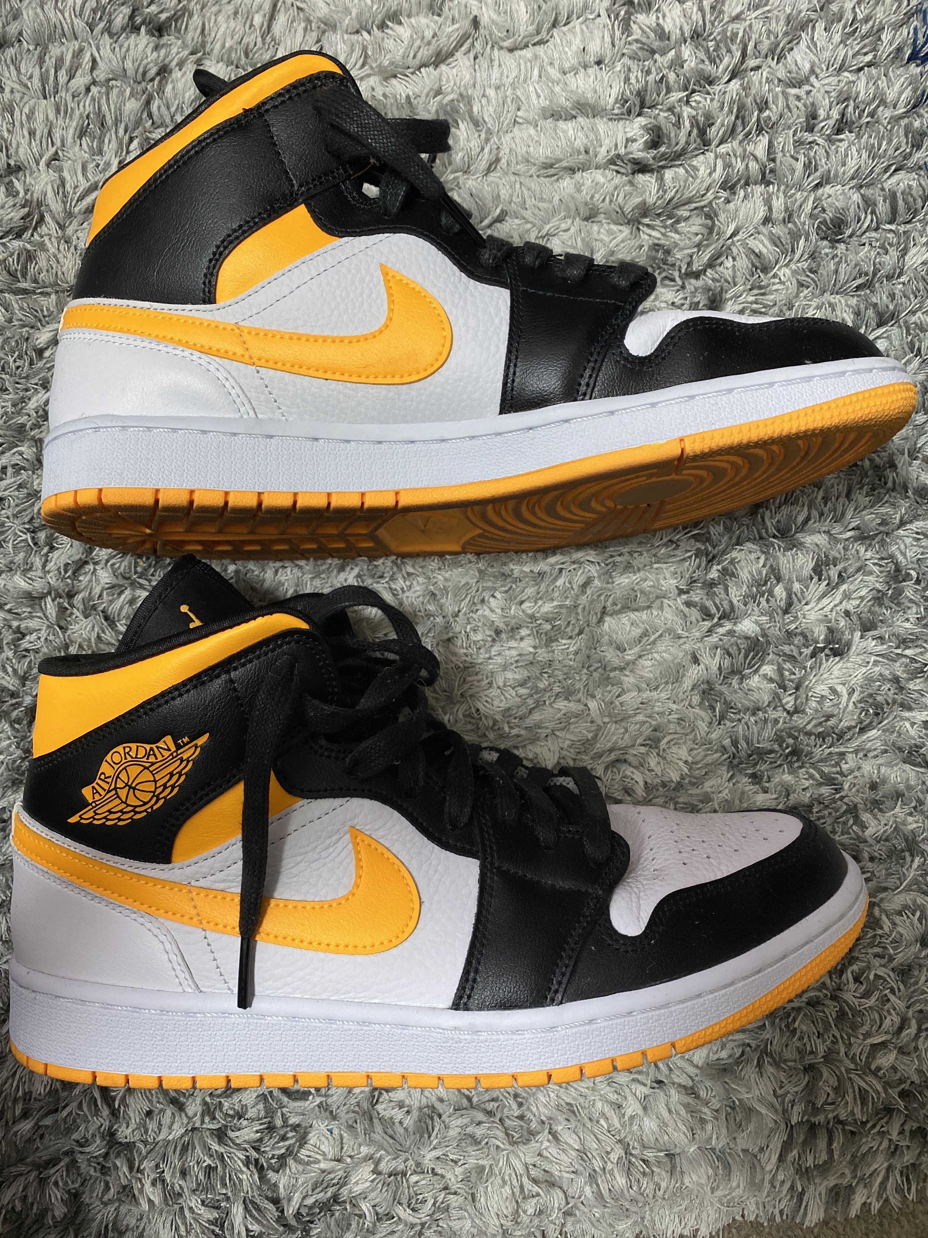 Nike Women's Air Jordan 1 Mid SE "Laser Orange Black"