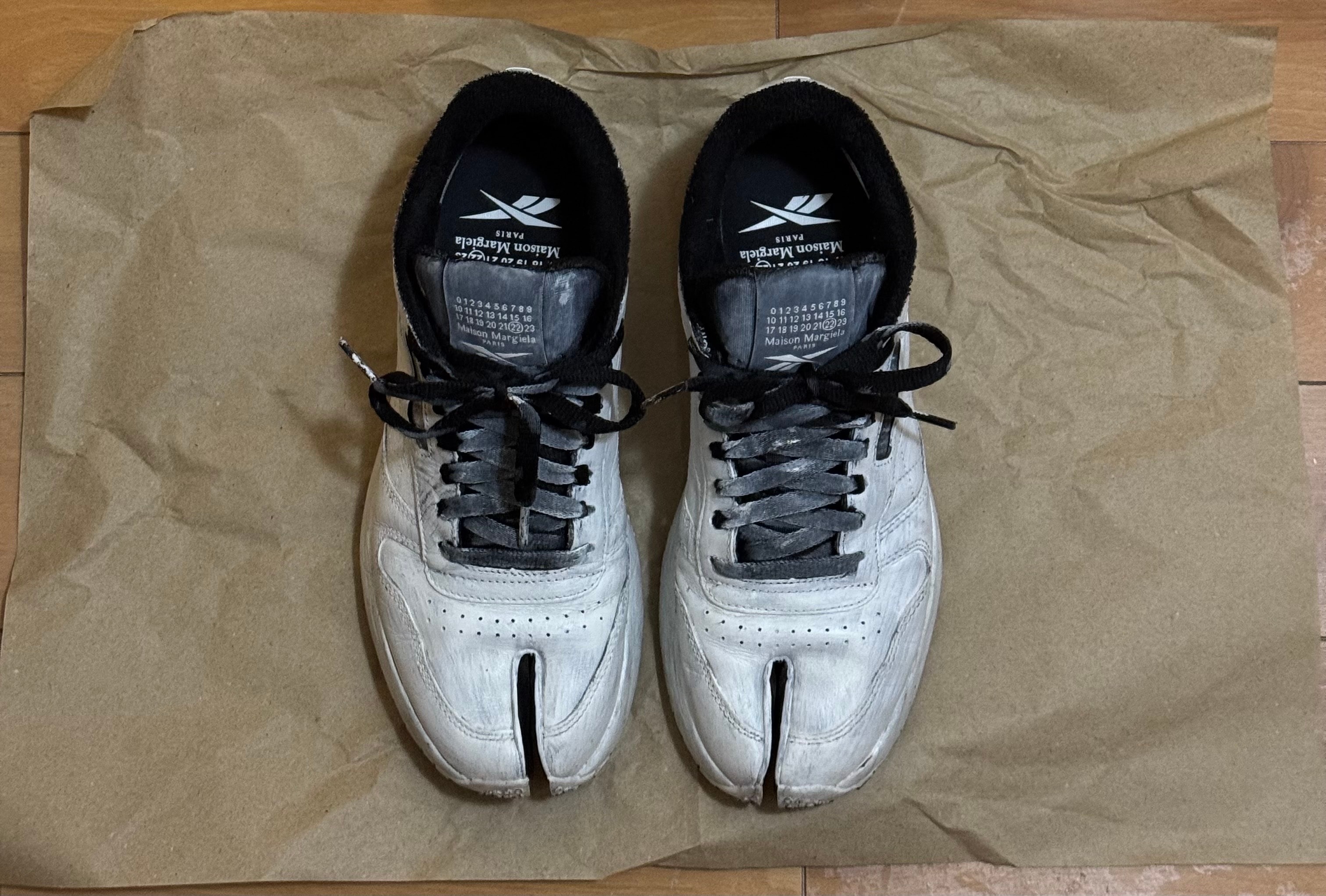 メゾンマルジェラ × リーボック クラシックレザー タビ "ビアンケット"