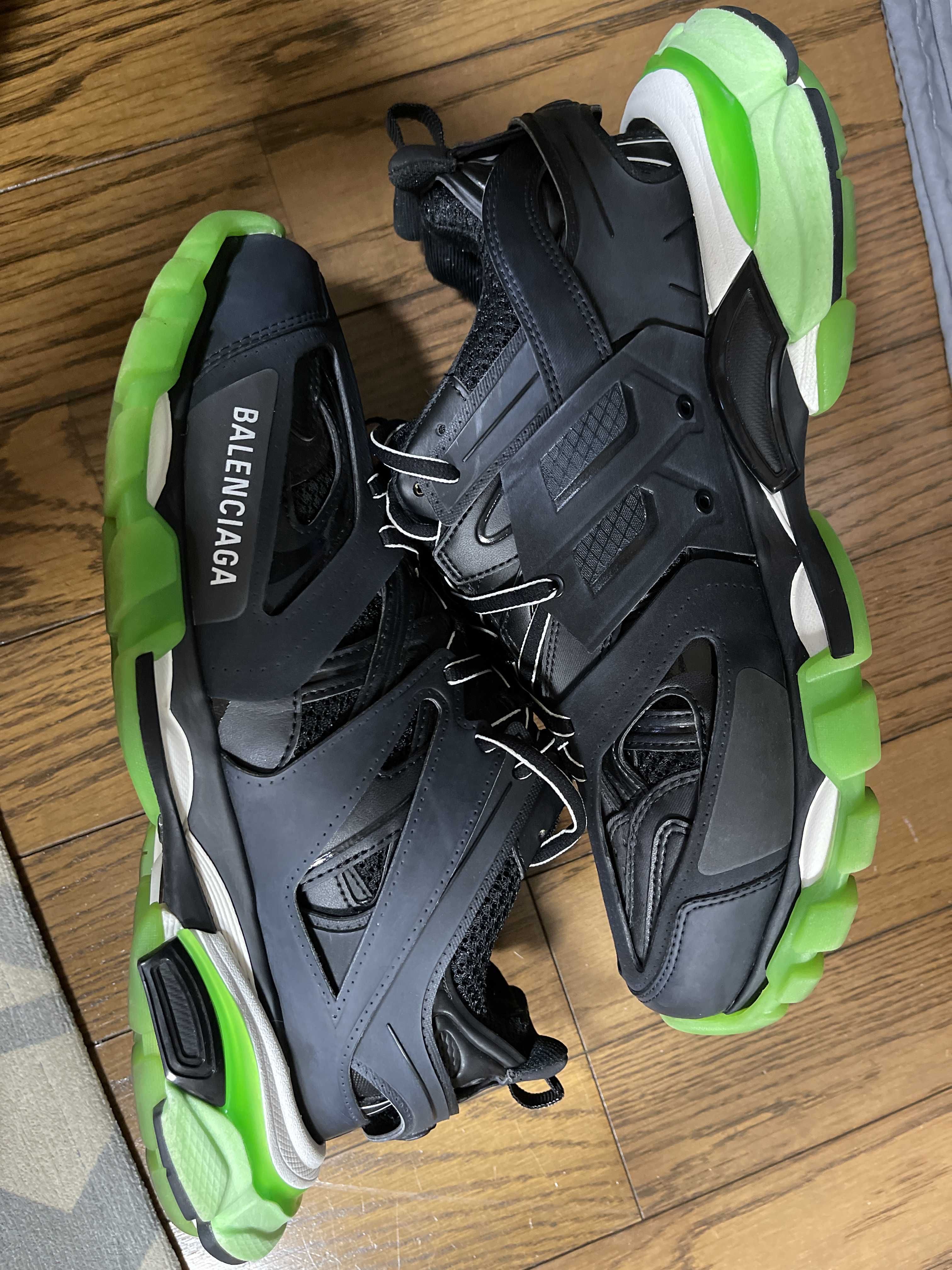 BALENCIAGA Triple S "Black/Red"