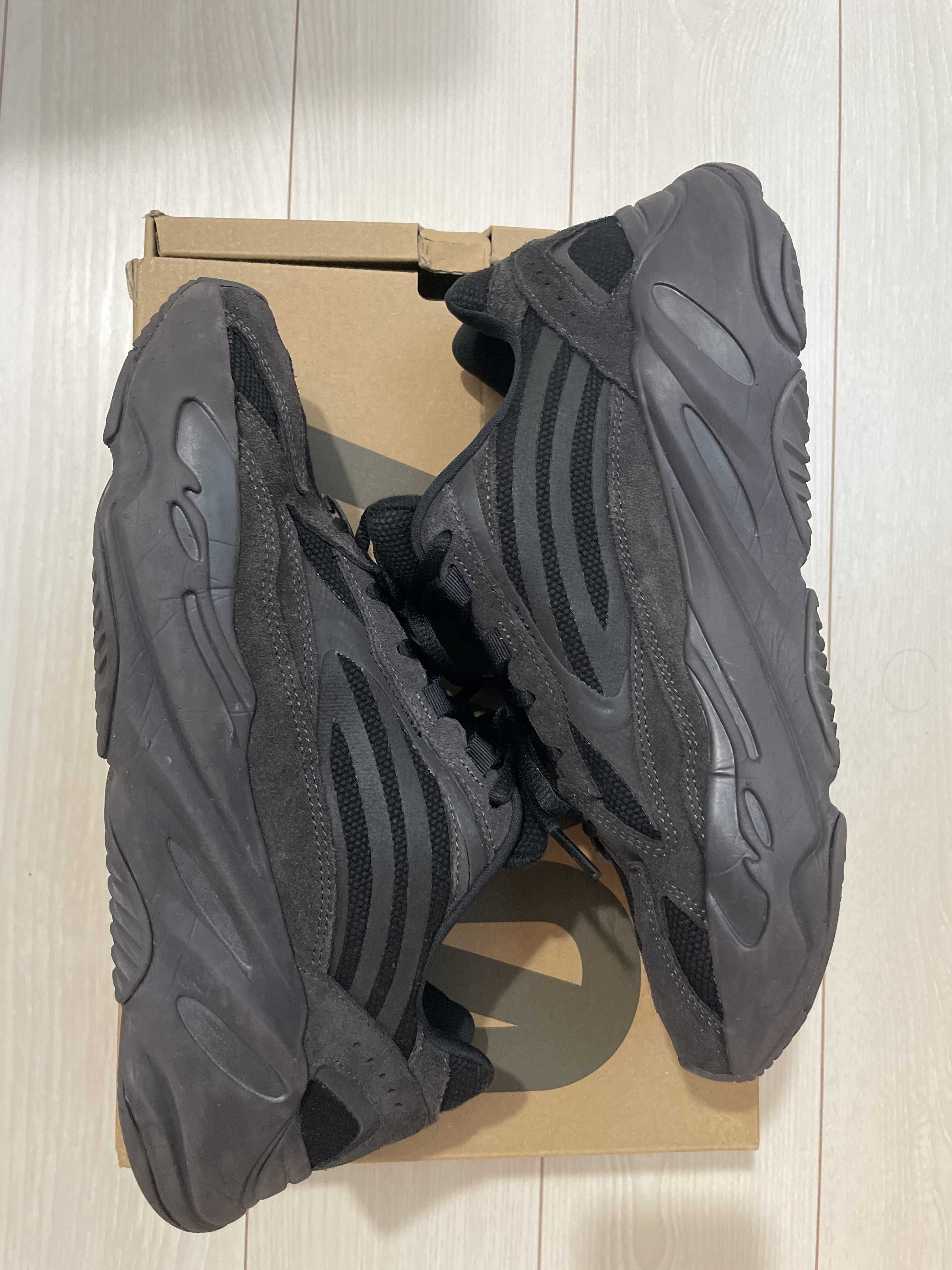 adidas YEEZY BOOST 700 V2 "Vanta"