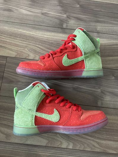 Nike SB Dunk High "Strawberry Cough"