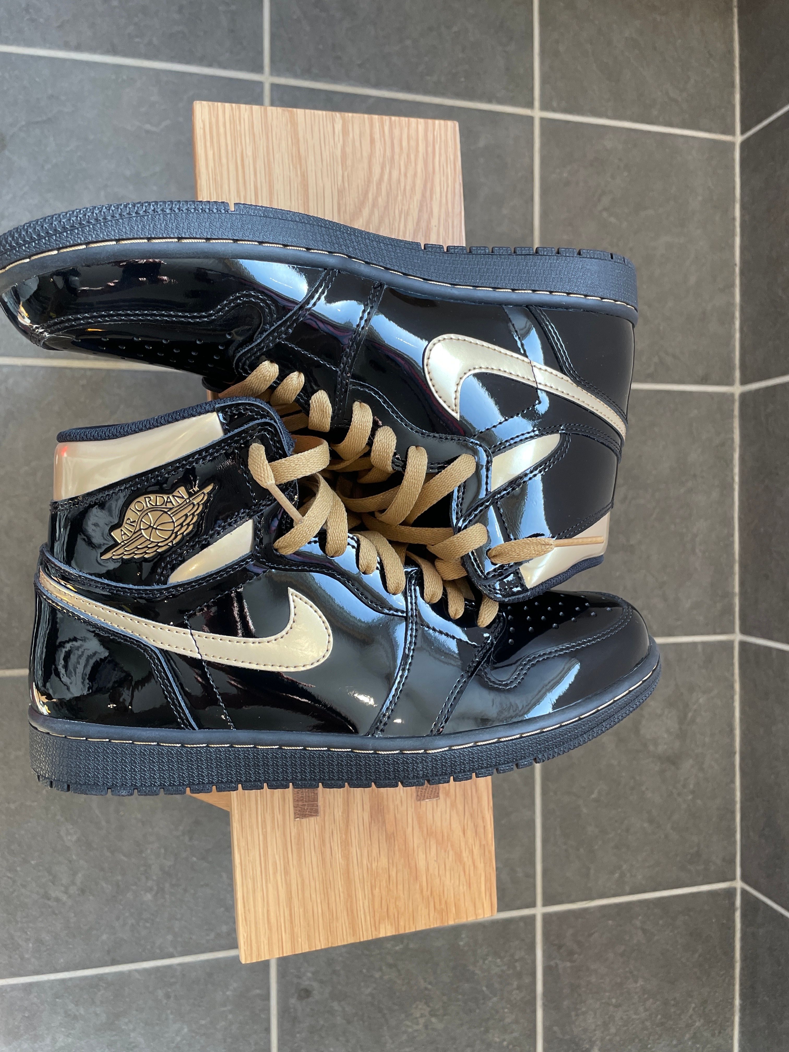 Nike Air Jordan 1 High OG "Black-Metalic Gold"