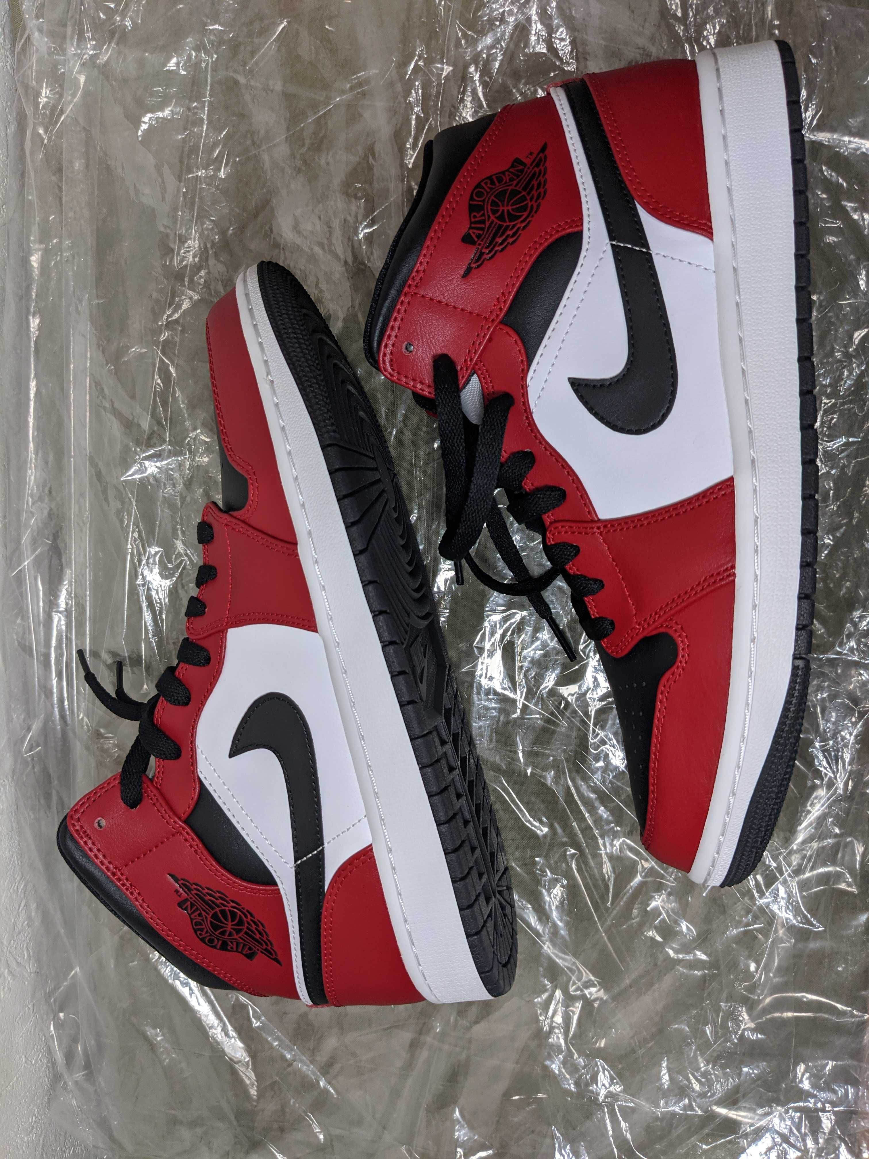Nike Air Jordan 1 Mid "Chicago Black Toe"