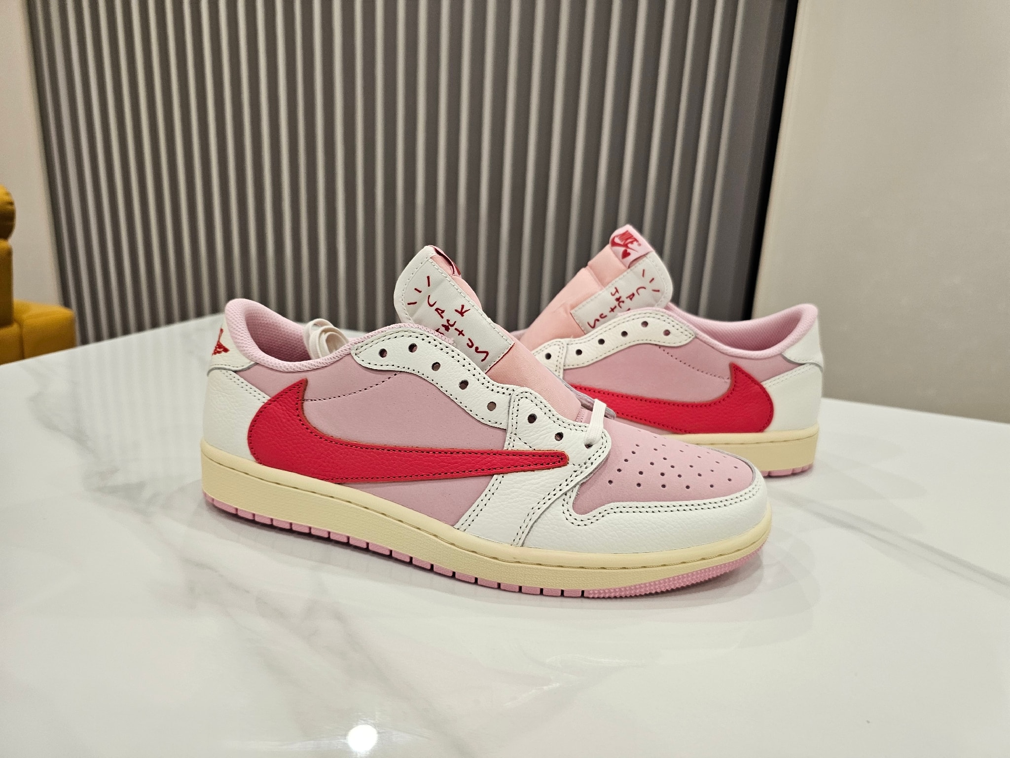 トラヴィススコット × ナイキ エアジョーダン1 レトロ ロー OG 